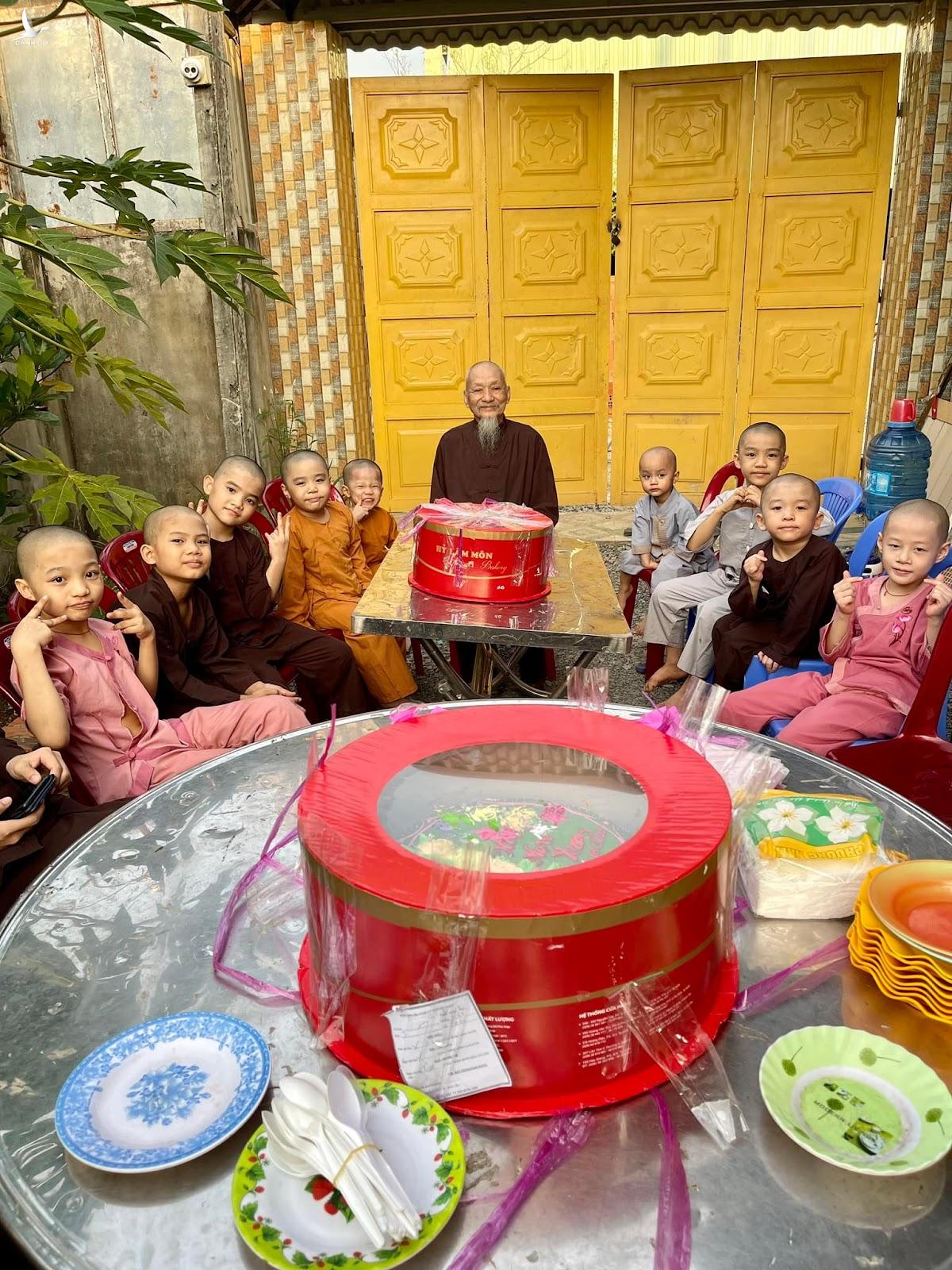 Việc để những 'chú tiểu' tham gia show truyền hình và gắn mắc trẻ mồ côi là để gây chú ý cho dư luận, trục lợi cá nhân, ảnh hưởng nghiêm trọng đến an ninh, trật tự dư luận xã hội