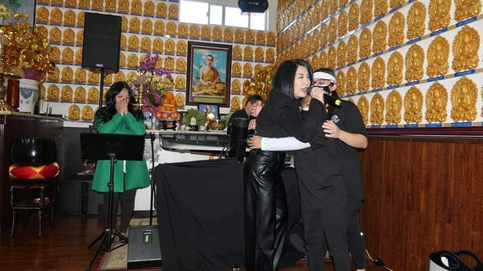 Trizzie Phương Trinh tại lễ cúng 100 ngày của Phi Nhung diễn ra ở Mỹ