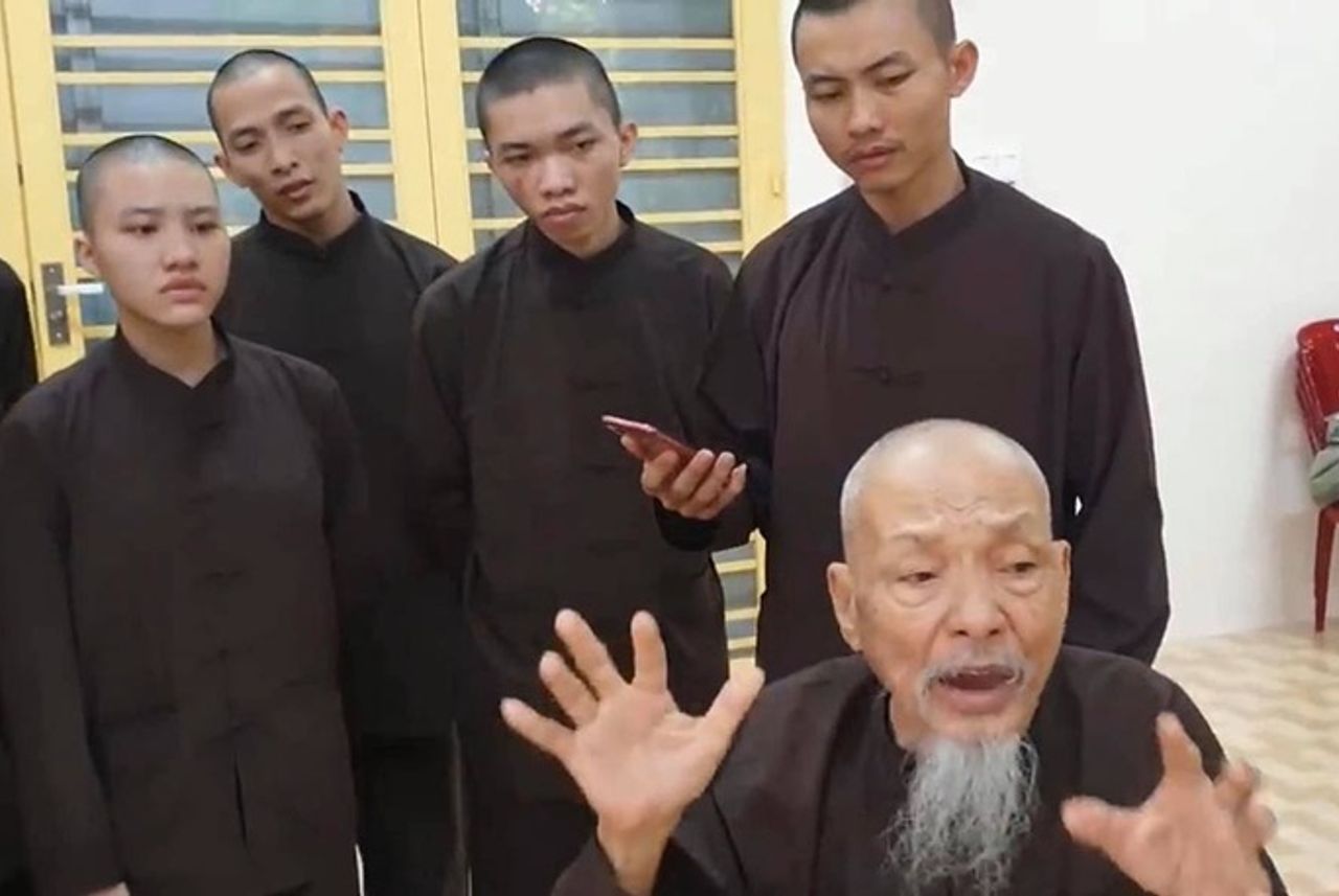 Đại diện CA tỉnh Long An tiếp tục thông tin nóng về Tịnh Thất Bồng Lai, luật sư tiết lộ cái giá phải trả đầy cay đắng 4 Đại diện CA tỉnh Long An tiếp tục thông tin nóng về Tịnh Thất Bồng Lai, luật sư tiết lộ cái giá phải trả đầy cay đắng 4