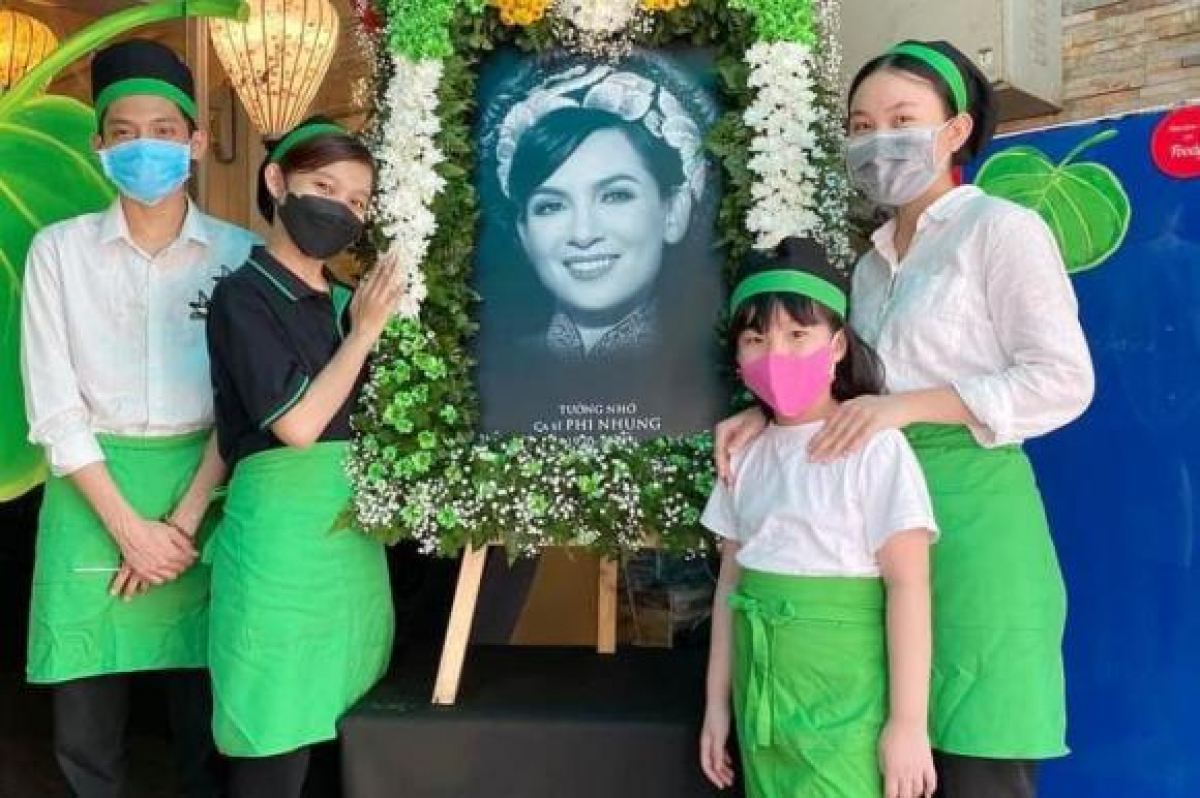 Các bé thường tranh thủ thời gian cuối tuần để ra nhà hàng chay phụ giúp công việc