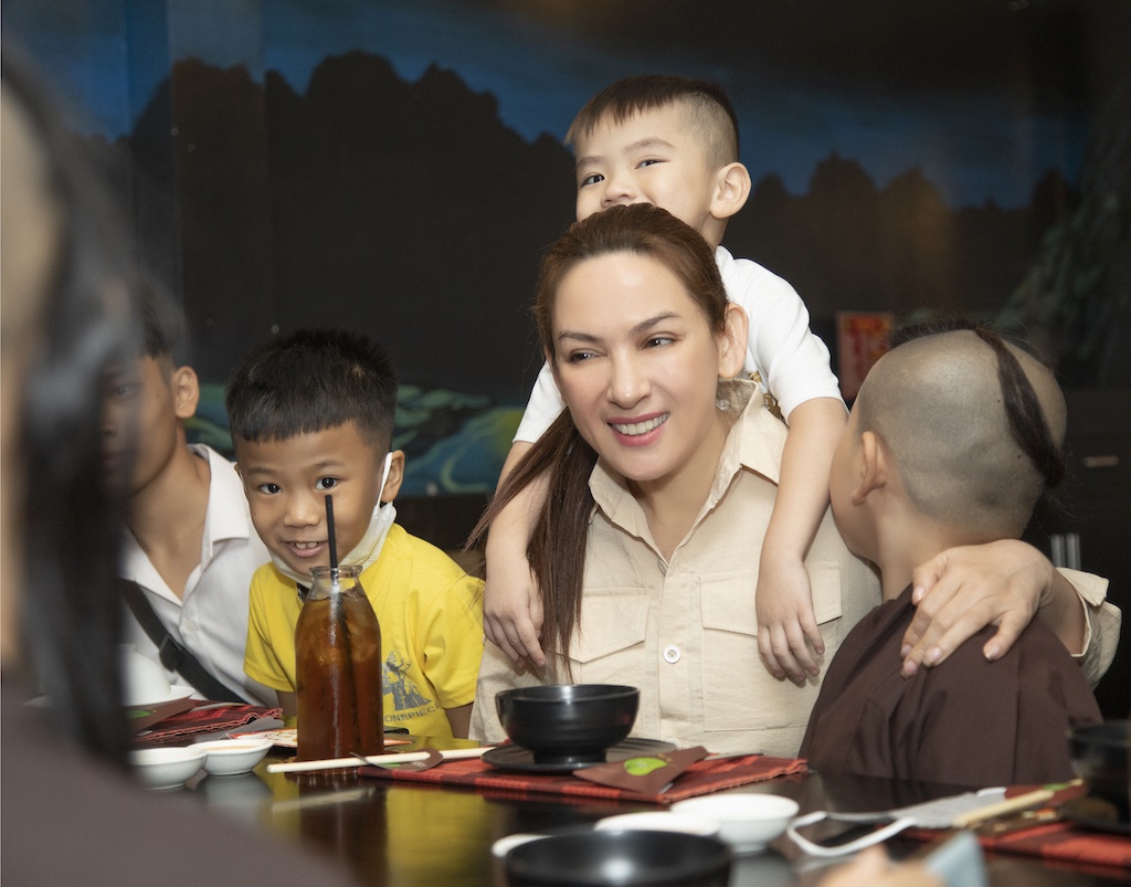 Chi phí sinh hoạt đều được quản lý Phi Nhung chu cấp được lấy từ tiền đi hát, kinh doanh quán chay cũng như hỗ trợ của các nhà hảo tâm