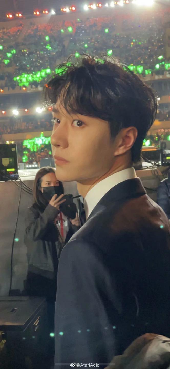 Hình ảnh chưa qua chỉnh sửa của Vương Nhất Bác leo lên hot search