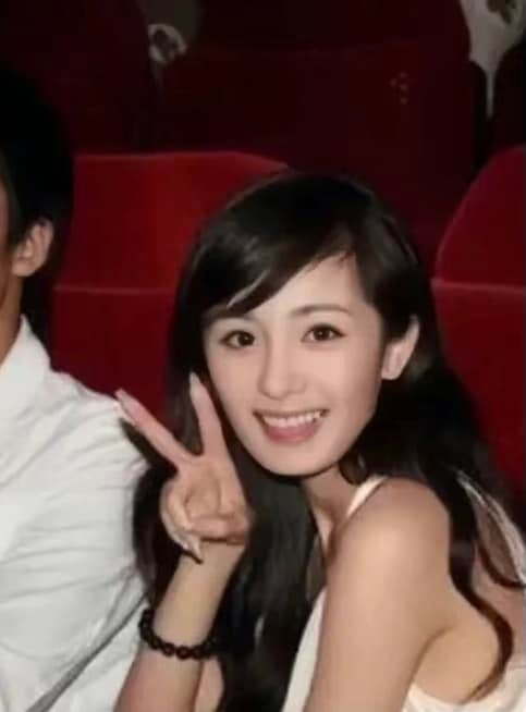 Hình ảnh cũ ngọt ngào, đáng yêu của Dương Mịch được blogger chia sẻ lại khiến netizen không khỏi xao xuyến