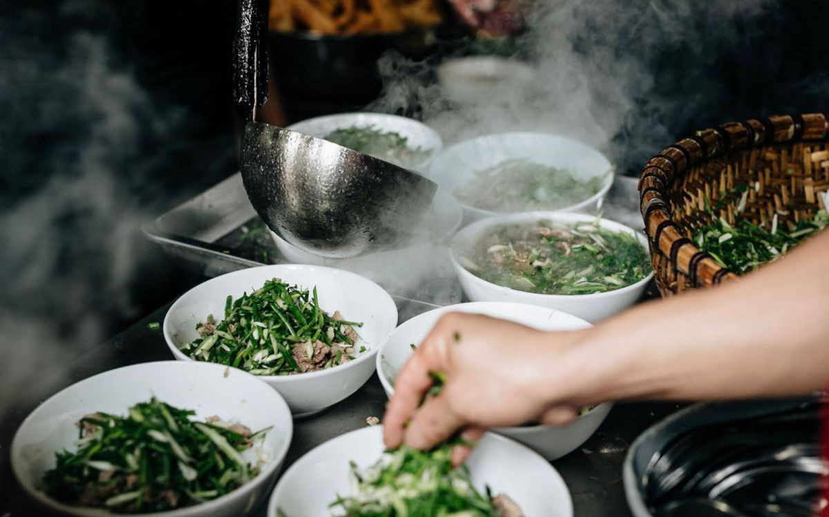 Hà Nội: Người dân vỡ òa khi nhiều khu vực cho phép hàng quán bán tại chỗ - Ảnh 1