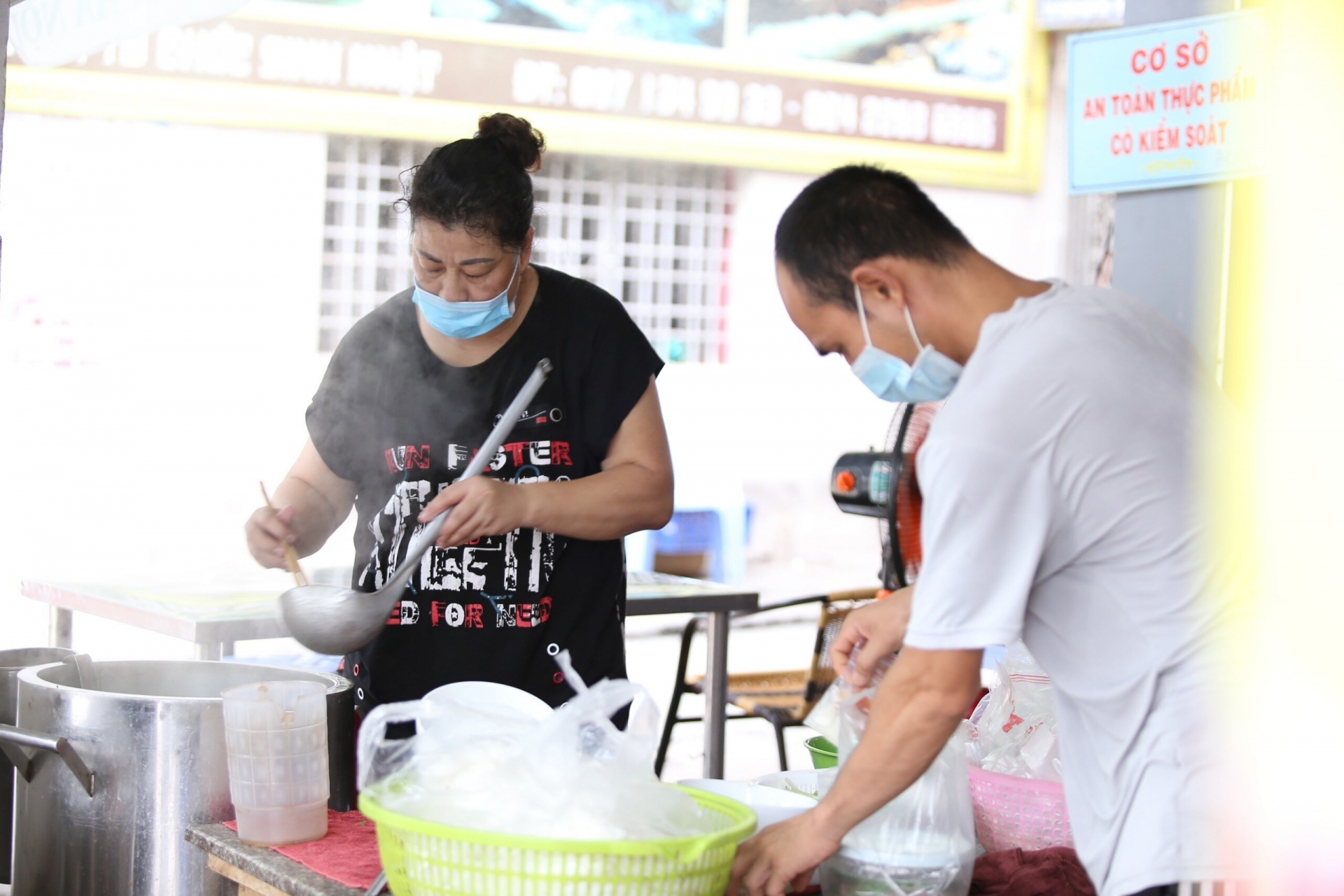 Một số phường thuộc quận Hoàn Kiếm, Hai Bà Trưng, Tây Hồ bắt đầu cho phép hàng quán được bán tại chỗ. Ảnh minh hoạ