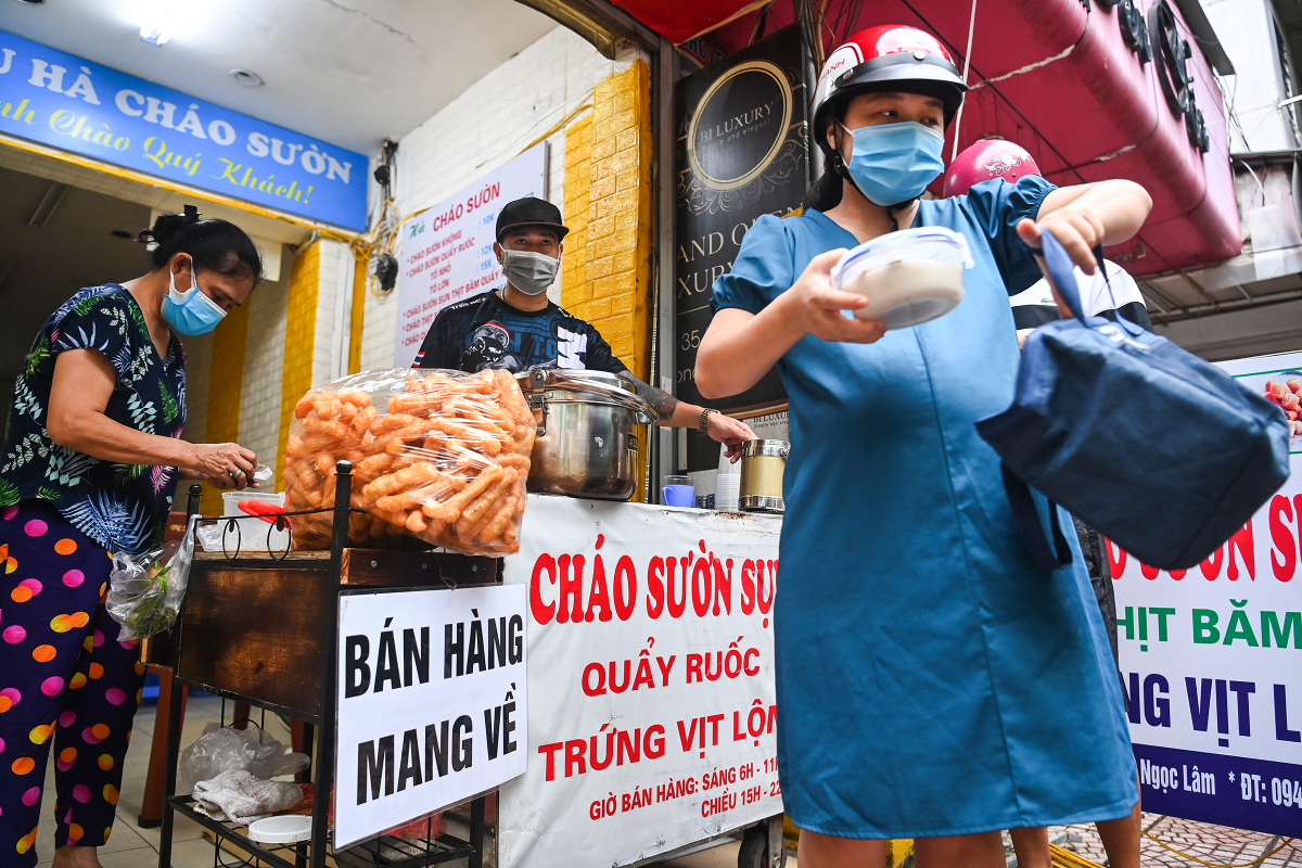 Hà Nội: Người dân vỡ òa khi nhiều khu vực cho phép hàng quán bán tại chỗ - Ảnh 2