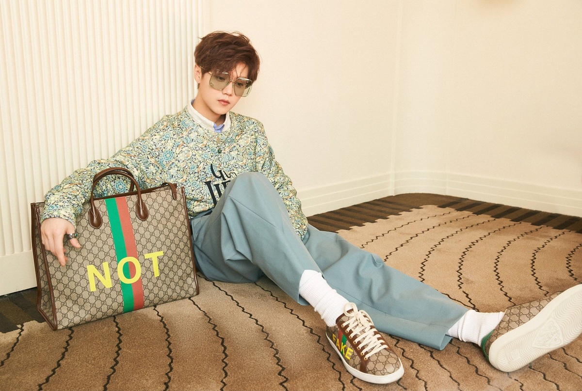 Không thua kém Tiêu Chiến, Đặng Luân... Lộc Hàm được nhà mốt Ý ưu ái. Năm 2020, Lộc Hàm chính thức vượt mặt nhiều sao nam đình đám trở thành đại sứ thương hiệu của GUCCI. Vẻ mặt sắc lạnh là điểm cộng giúp sao nam này truyền tải thông điệp của nhà mốt lâu đời