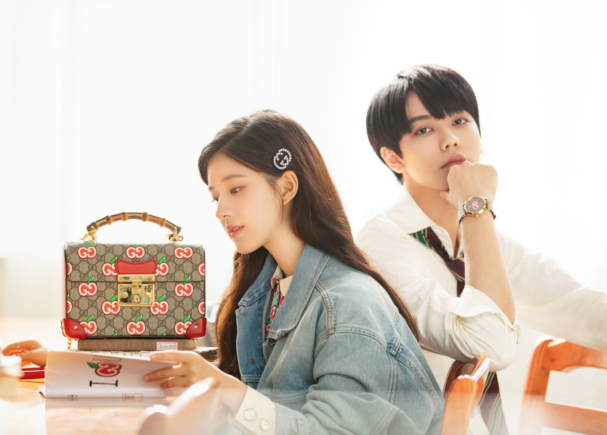 Sở hữu nhan sắc ngọt ngào, tuy nhiên, trong mảng thời trang thì Triệu Lộ Tư không được đánh giá cao. Sở hữu số lượng túi xách cùng váy áo GUCCI khủng, thế nhưng 'mỹ nhân xuyên không' lại nhiều lần bị chê mặc đồ hiệu như đồ chợ