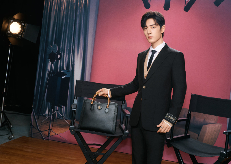 Nhận danh hiệu Top 10 người đàn ông thời trang nhất thế giới năm 2021, Tiêu Chiến biến hóa đa dạng trong những thiết kế của thương hiệu đình đám. 