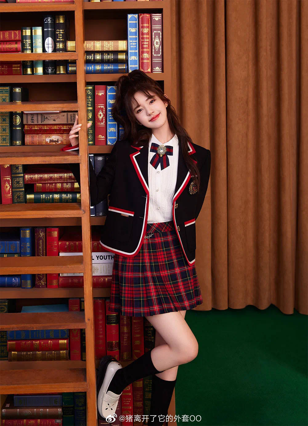 Triệu Lộ Tư hóa nữ sinh trong bộ ảnh của nhãn hàng Teenie Weenie