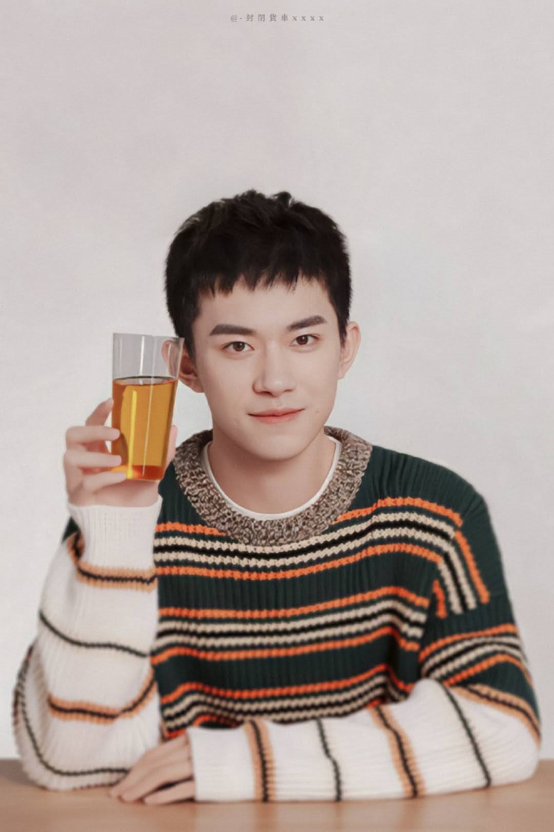 Tại Lễ trao giải giải thưởng phim Điện ảnh Tuần phim thanh niên Hoa ngữ lần thứ 16, Dịch Dương Thiên Tỉ với vai diễn trong phim 'Tặng bạn một đóa hoa hồng nhỏ' được xướng tên trong hạng mục giải thưởng nam diễn viên tiềm năng mới của năm 