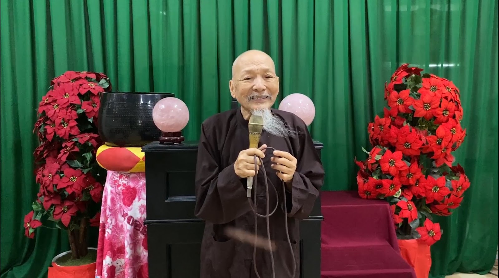 Ông Lê Tùng Vân (thầy ông nội) là người đứng đầu cơ sở thờ tự trái phép này