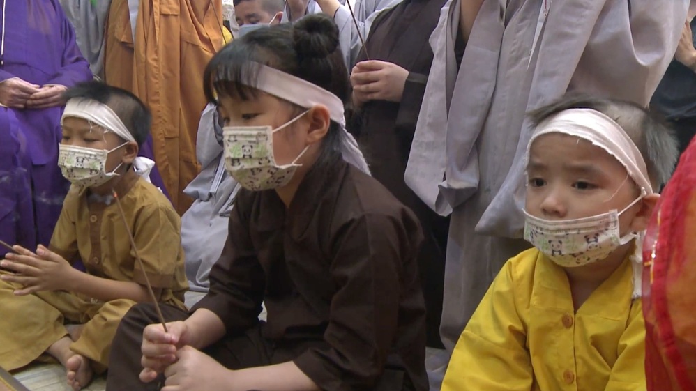 ... nhìn về di ảnh mẹ, không một ai không rơi nước mắt