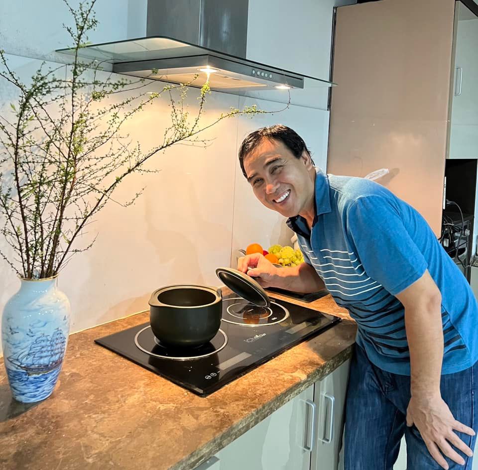 Có trong tay sự nghiệp lẫn cuộc sống gia đình viên mãn, Quyền Linh ngày càng cống hiến nhiều cho sự nghiệp