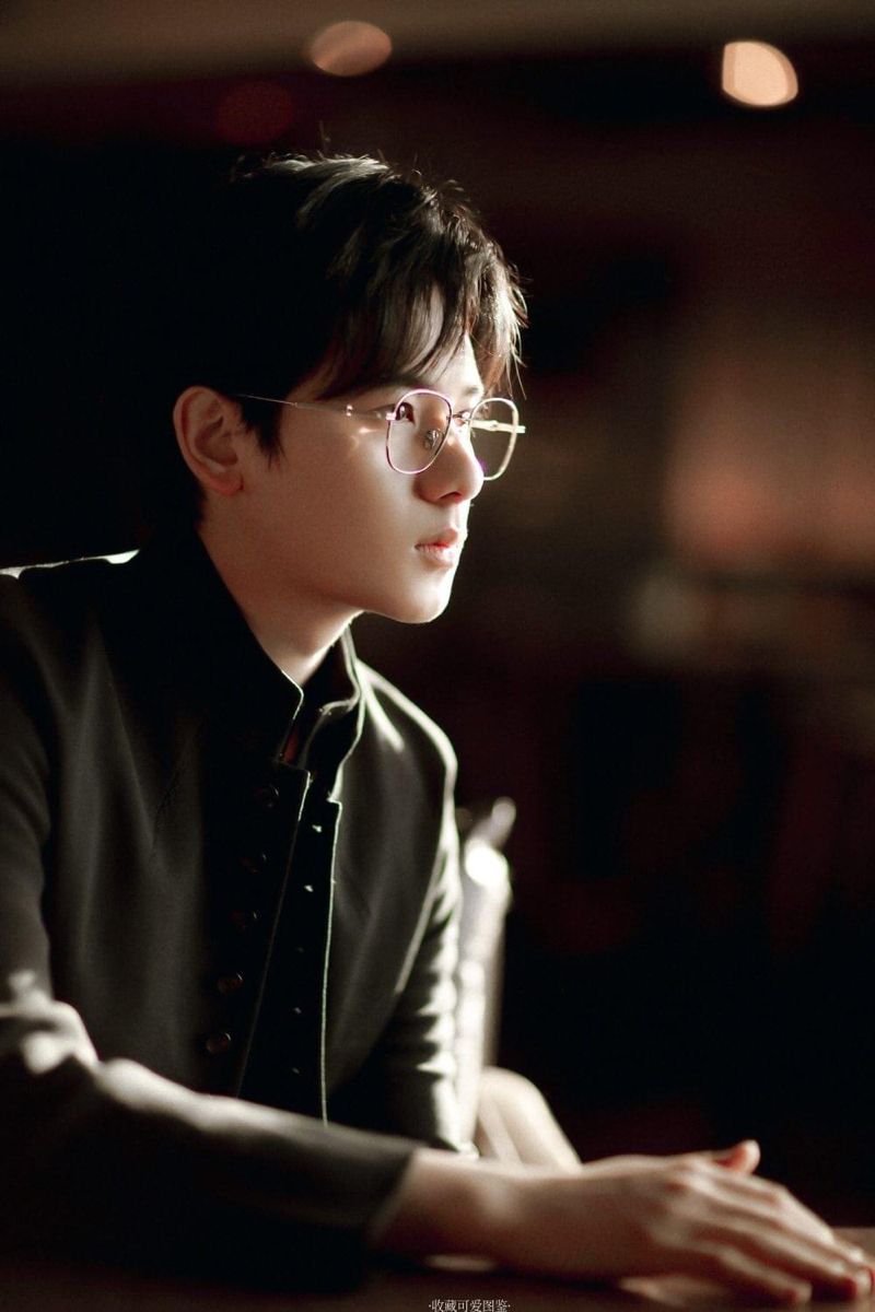 Mới đây, Hồ Tiên Hú đã đăng tải lên Douyin một video mới, phản hồi về thông tin mình bị nhân viên bỏ thuốc độc dẫn đến bị câm khiến cư dân mạng hoang mang. Nam diễn viên đã lên tiếng đính chính:  'Gần đây mình nghe thấy rất nhiều lời đồn, nói từ sau đợt mình gầy đi thì bị nhân viên đầu độc trở thành một người câm. Hôm nay mình đính chính lại, toàn mấy lời vô căn cứ, không hề có chuyện đó nha. Tại vì gần đây mình bận quay phim, lịch trình công việc sắp xếp khá là kín cho nên ít có cơ hội gặp mặt mọi người'.