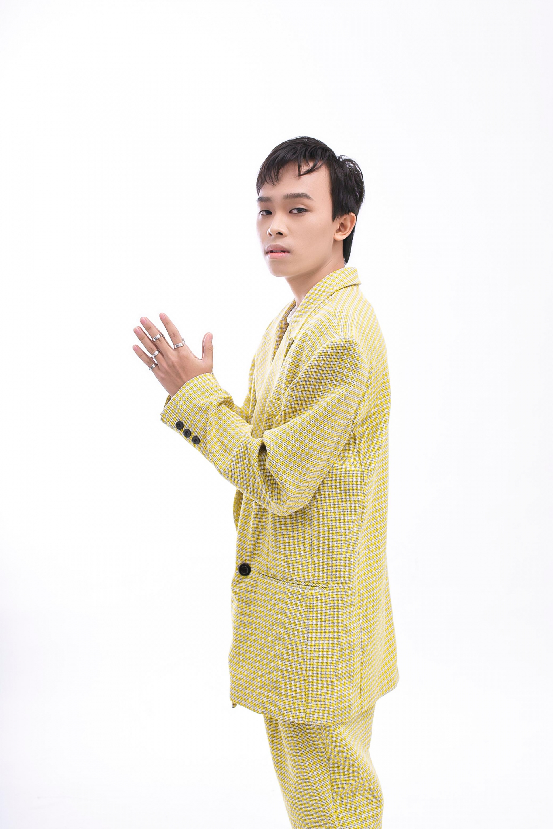 ... nay Hồ Văn Cường biết chăm chút cho diện mạo hơn