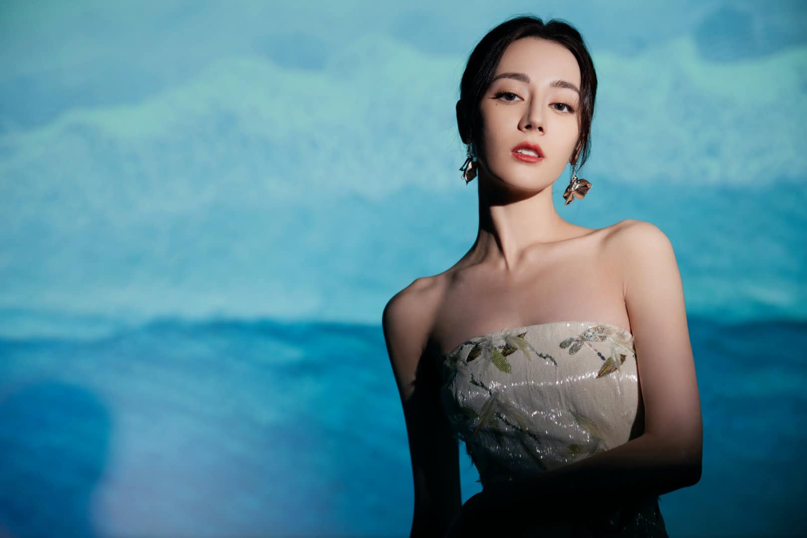 Blogger đăng bài viết tổng hợp: Sau 2 tiếng kể từ khi công bố Địch Lệ Nhiệt Ba làm đại diện nhãn hàng, thì hãng mắt kính do cô quảng bá chỉ bán được 11 sản phẩm, doanh thu lèo tèo. Còn về phía Triệu Lộ Tư đã giúp nhãn hàng bán ra hơn 200 sản phẩm. Đáng chú ý, trong vòng 24 giờ, doanh thu đã đạt mức 73.697 tệ (262,5 triệu đồng). Về địa vị trong showbiz thì rõ ràng Triệu Lộ Tư chưa thể sánh bằng với Địch Lệ Nhiệt Ba. Thế nhưng, doanh số tiêu thụ của Triệu Lộ Tư thì vượt mặt đàn chị