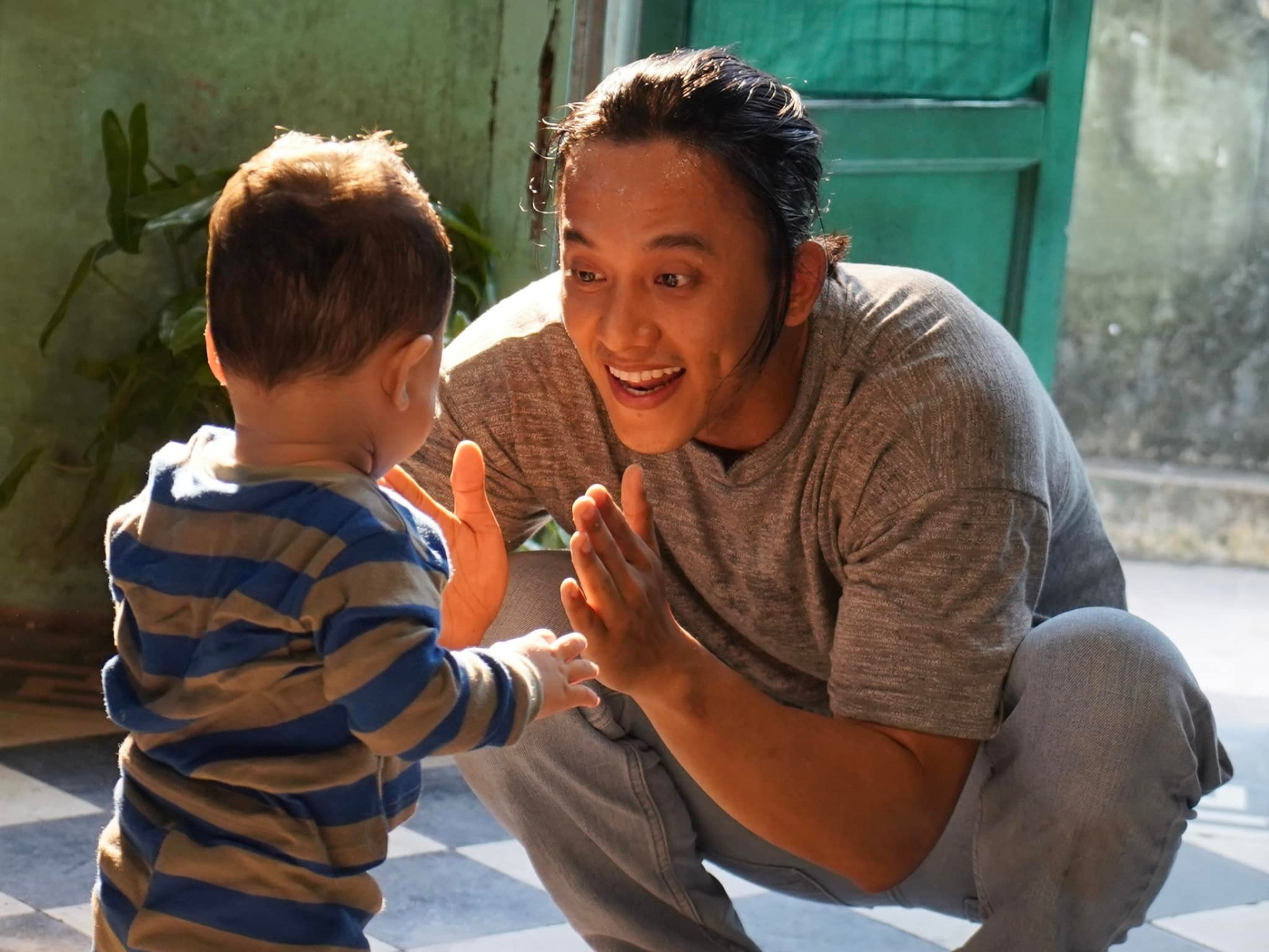 Cách đây vài ngày, trên trang cá nhân, 'tình tin đồn' của Mỹ Tâm đã đăng tải hình ảnh hạnh phúc bên 'con trai' trong dự án Bình Báo