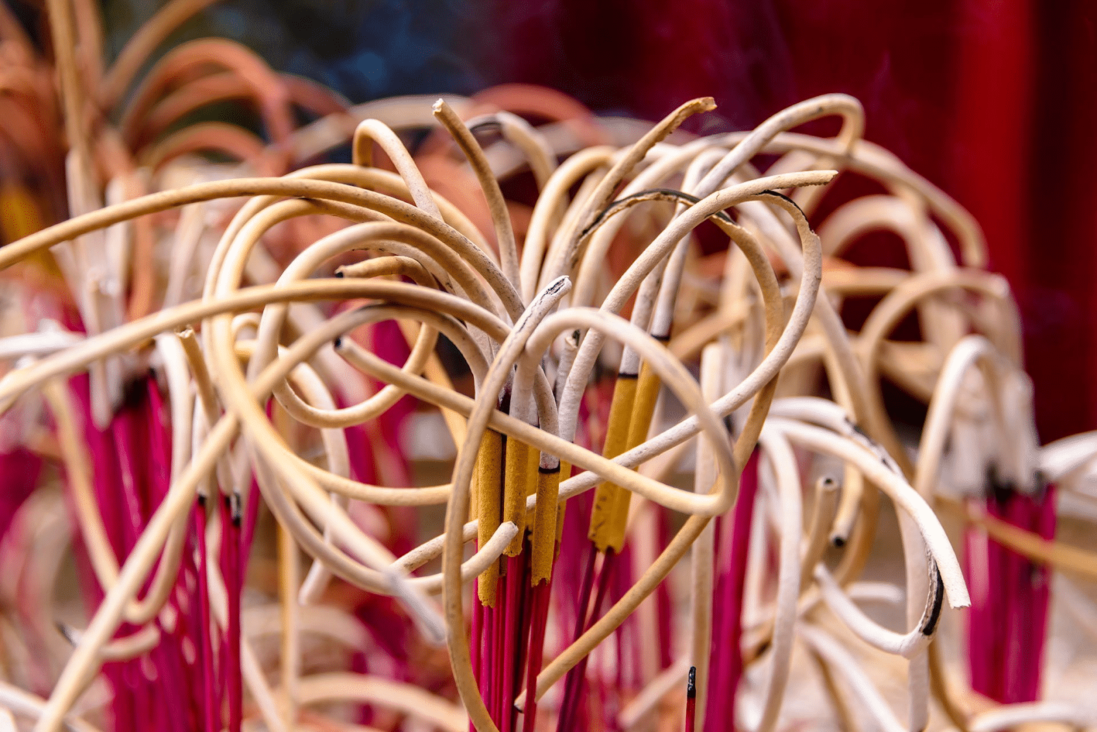 Gia chủ chỉ nên giữ lại 1/3 tro khi tỉa chân hương trong bát cũ. Khi rút chân hương tuyệt đối không được phép di chuyển bát hương