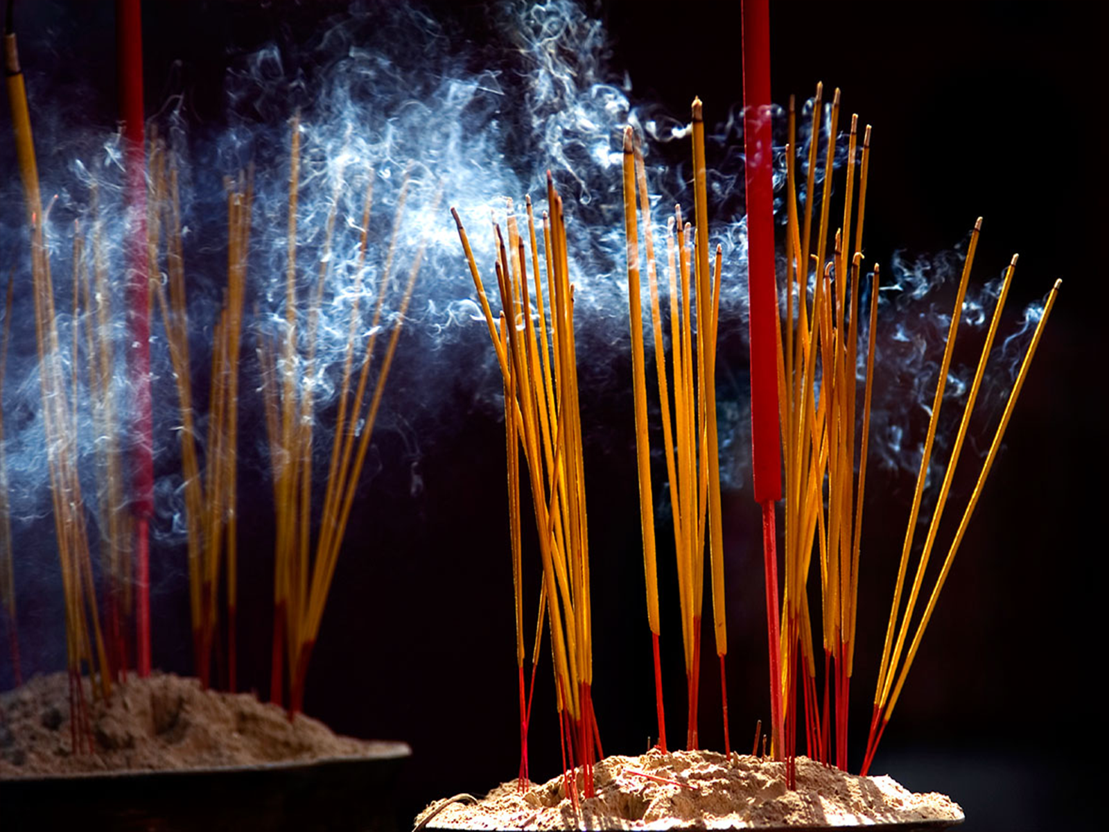 Nếu bát hương đầy, gia chủ có thể lựa chọn bất cứ ngày lành trong năm để tỉa bớt, không nhất thiết là ngày 23 tháng chạp