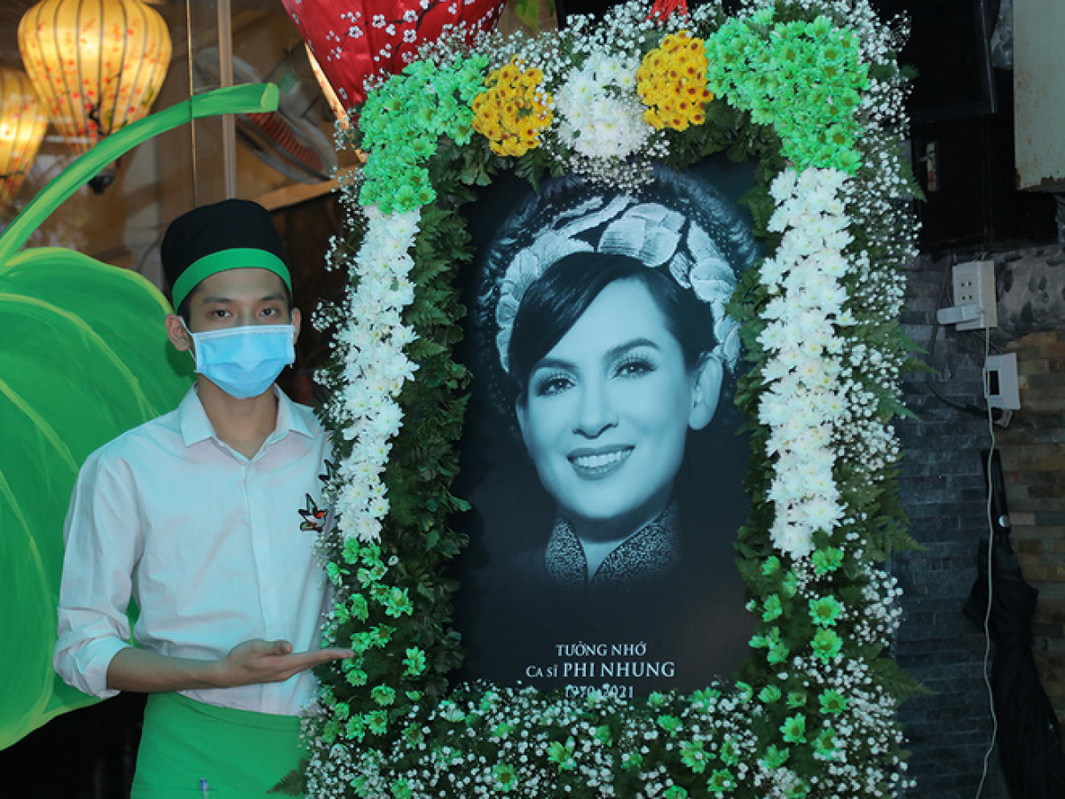 Hiếu còn thường xuyên có mặt tại quán chay của Phi Nhung để phụ giúp công việc