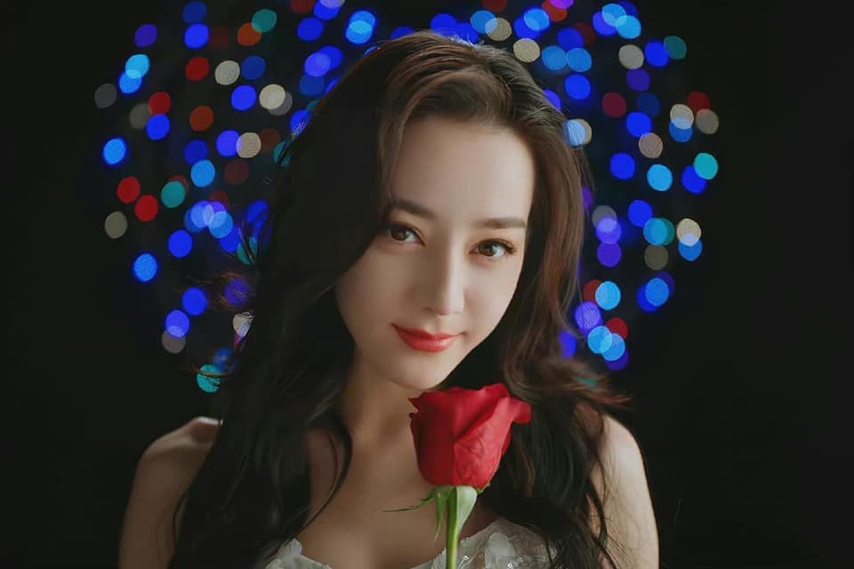 Địch Lệ Nhiệt Ba rực rỡ trong quảng cáo mới của Roseonly