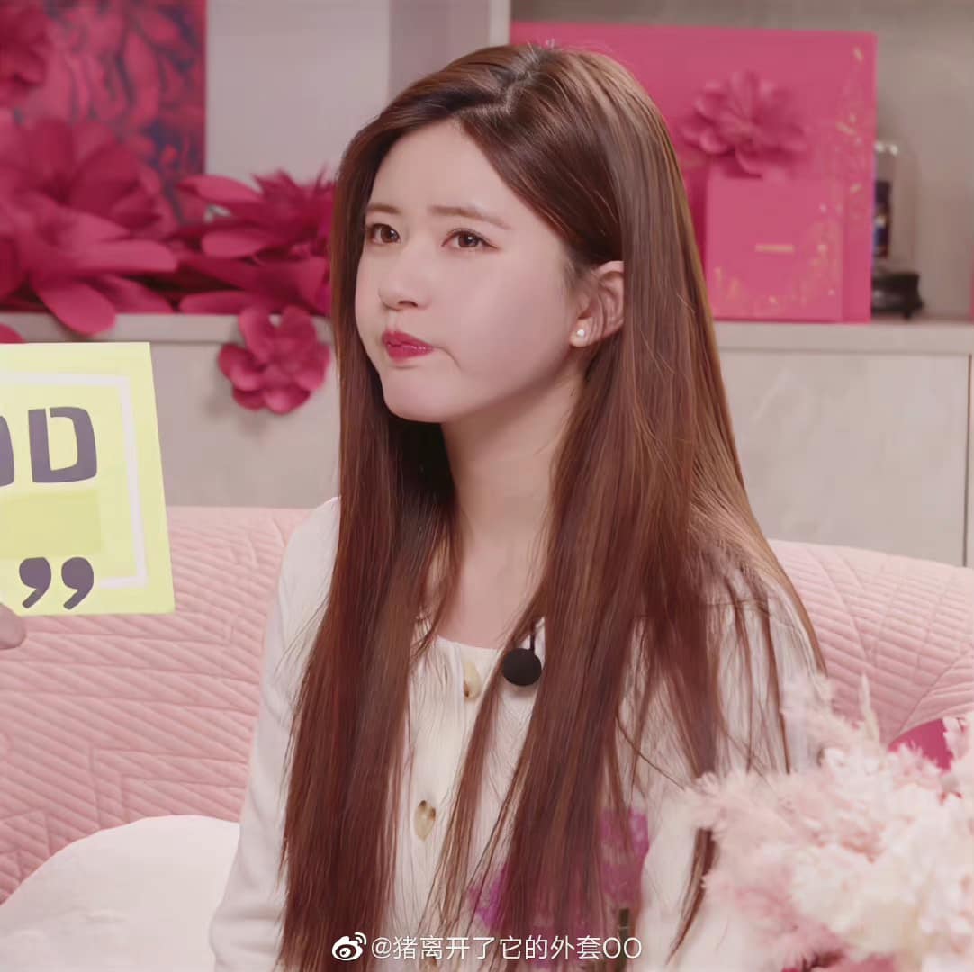 Biểu cảm đáng yêu của Triệu Lộ Tư trong buổi livestream thương hiệu 