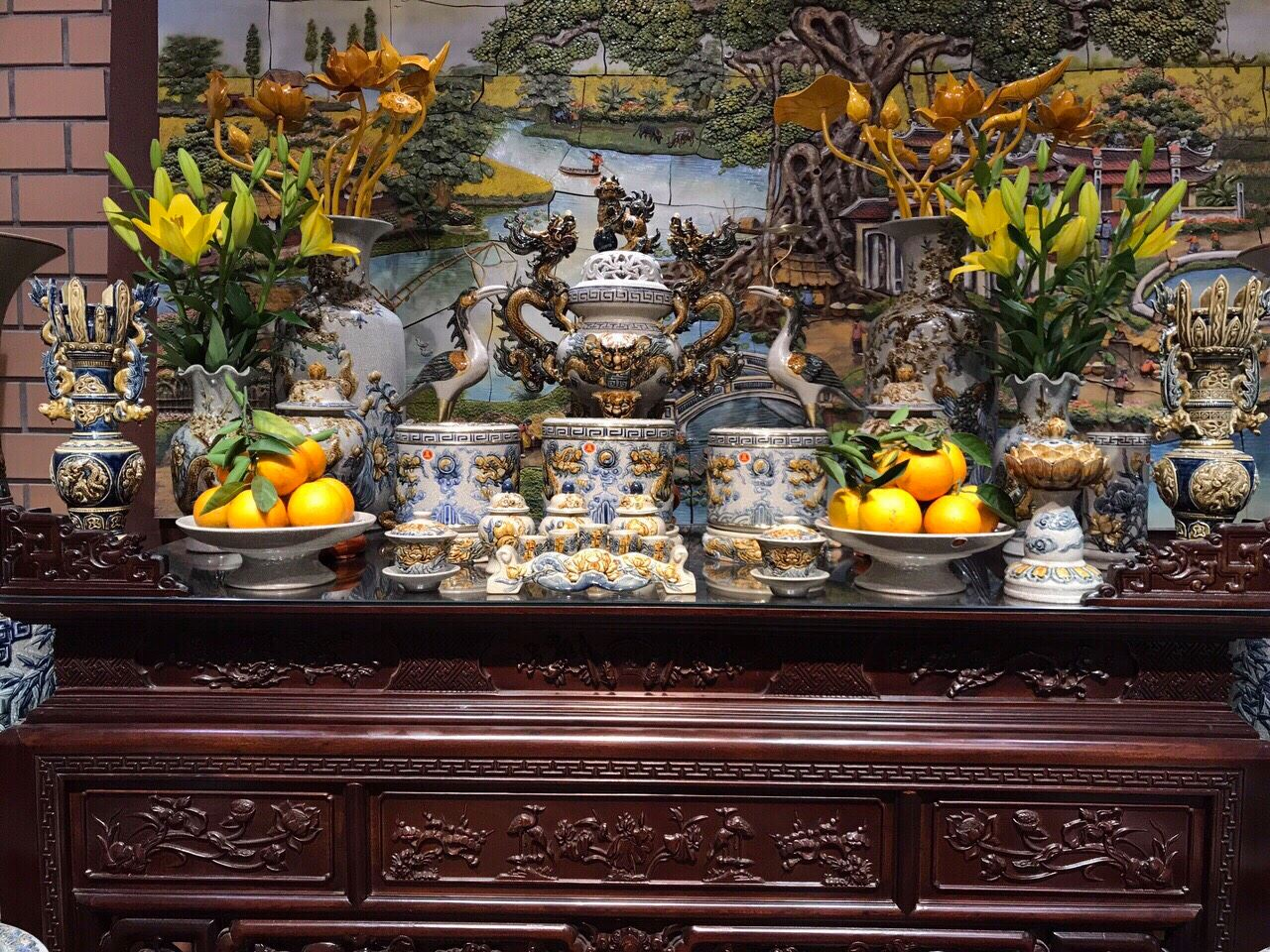 Bên cạnh chủng loại, gia chủ cần lưu ý số lượng bông hoa khi cắm lên bàn thờ để có nhiều lộc lá