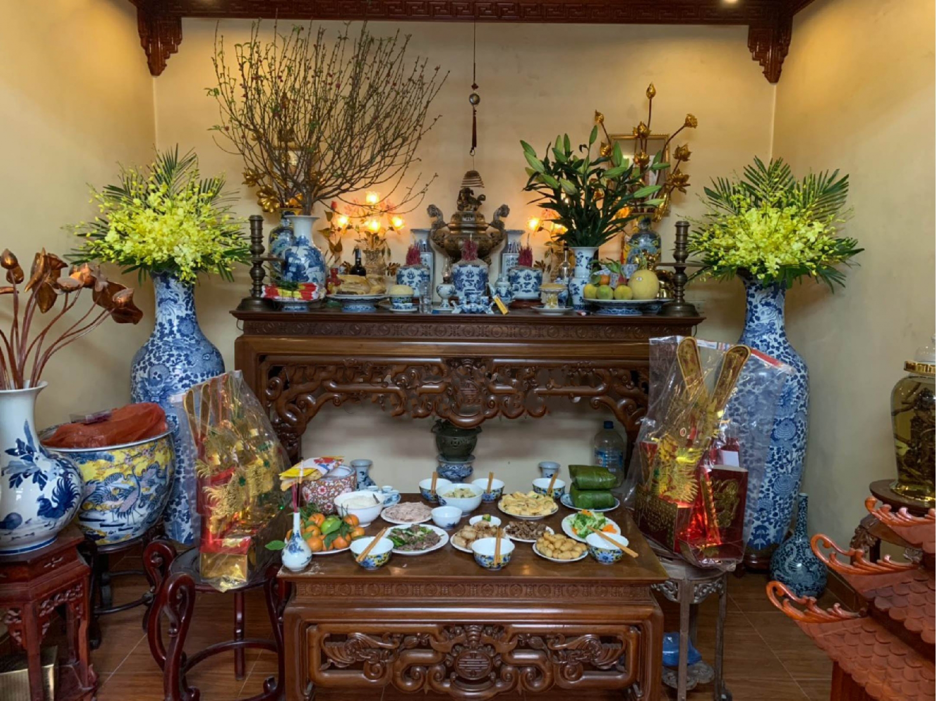 Hoa tết 2022: Có nên đặt hoa đào lên bàn thờ, lưu ý khi đặt hoa lên bàn thờ, nên cắm mấy bông hoa, tết Nhâm Dần cắm hoa gì? - Ảnh 1