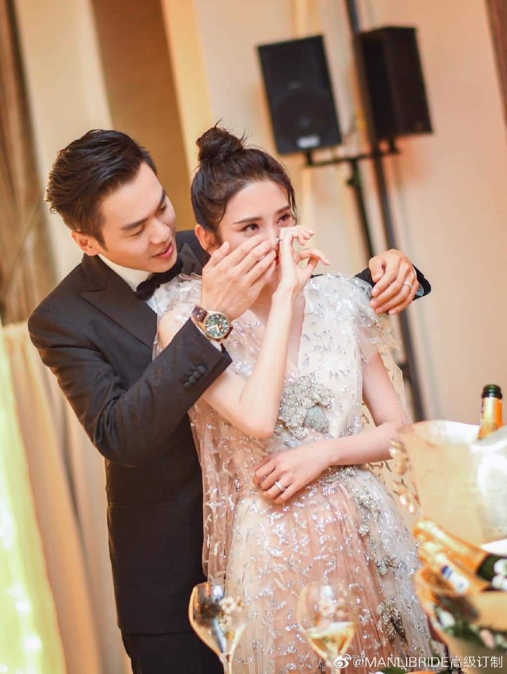 Hot search: Đường Nghệ Hân gần đây khi tham gia chương trình và được hỏi món quà kỳ lạ nhất từng nhận là gì, đã trả lời đó là cây anh đào mà Trương Nhược Quân tặng mình. Vì biết vợ thích ăn anh đào nhất nên Trương Nhược Quân đã trồng một cây trong sân nhà, hàng ngày chụp ảnh gửi cho Đường Nghệ Hân xem, nhắn cô mau quay về nhà để có thể nhìn tận mắt