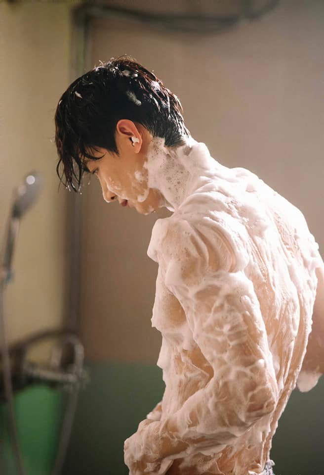 Trên weibo chia sẻ lại loạt hình ảnh của Bạch Kính Đình với body vô cùng 'cực phẩm'