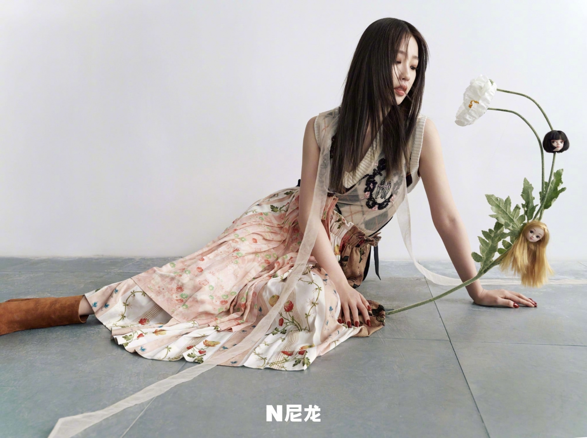 Ngu Thư Hân trên bìa tạp chí Nylon 2/2022