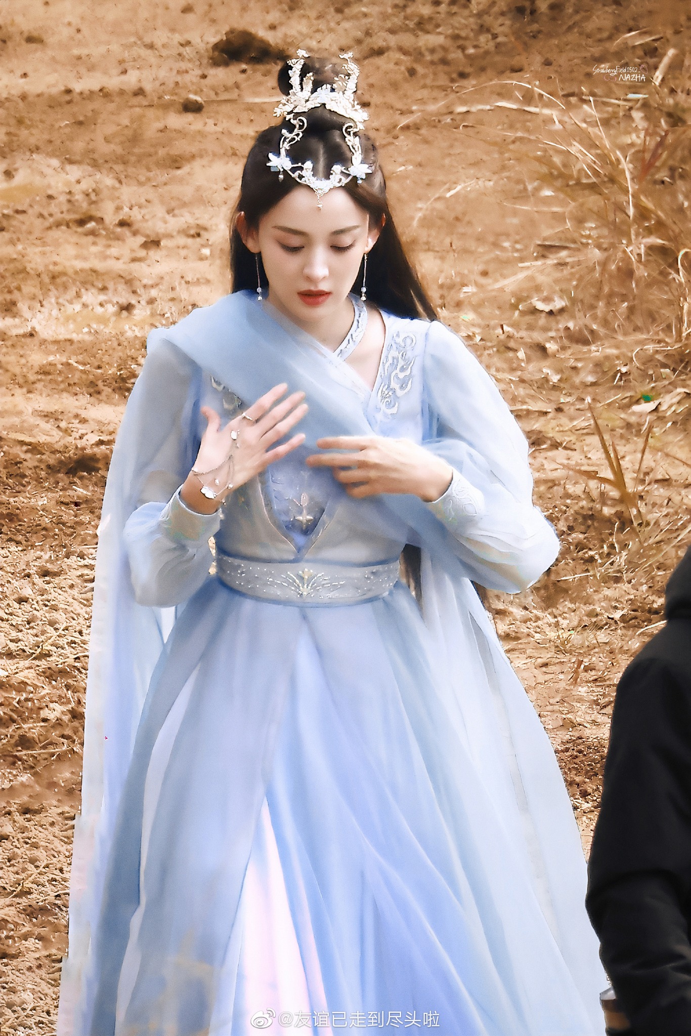 Tạo hình cổ trang trong phim gần đây của Cổ Lực Na Trát khiến cư dân mạng liên tưởng tới bức vẽ huyền thoại của Lục Tuyết Kỳ