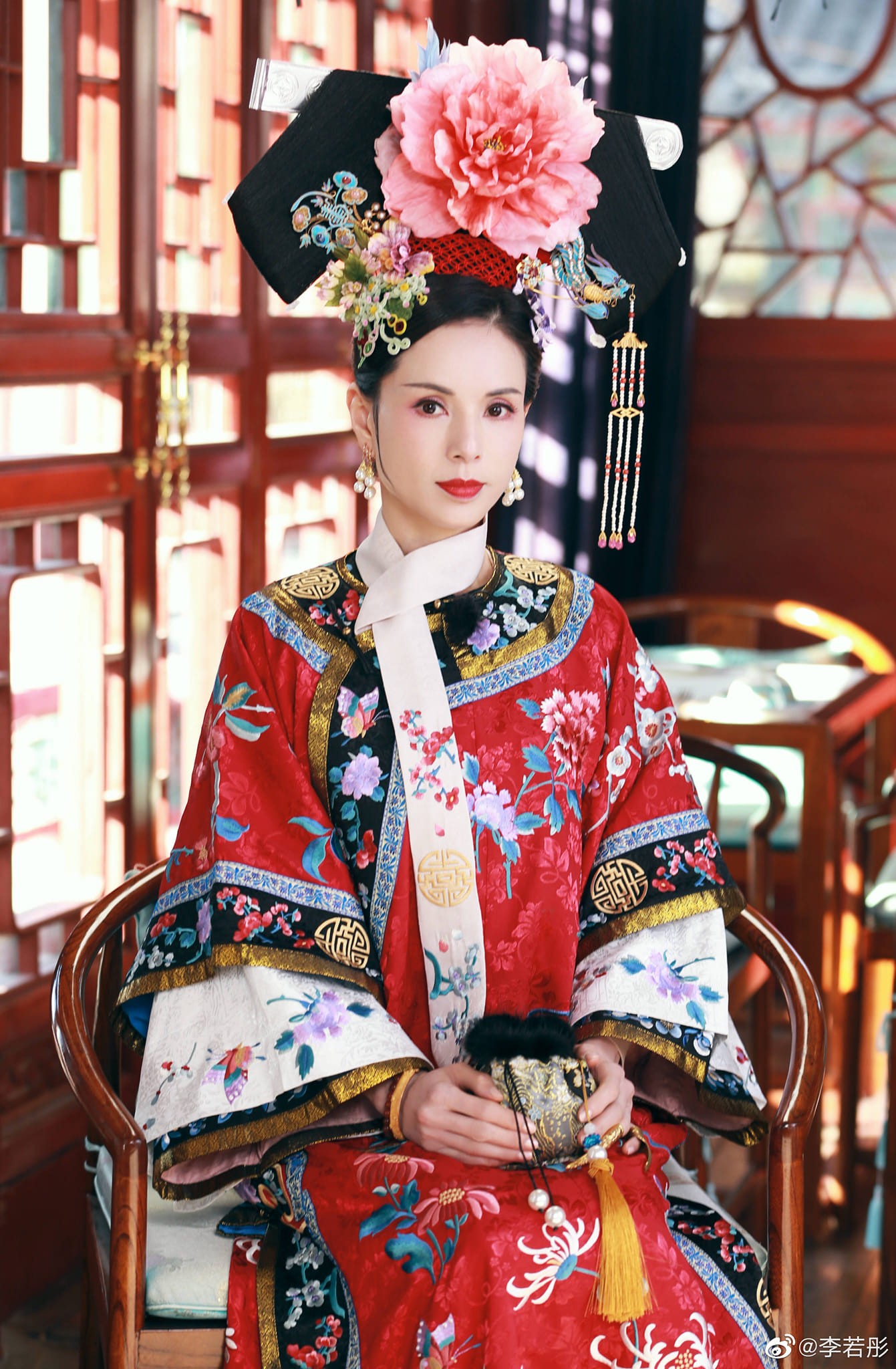 Lý Nhược Đồng xinh đẹp trong tạo hình cổ trang nhà Thanh