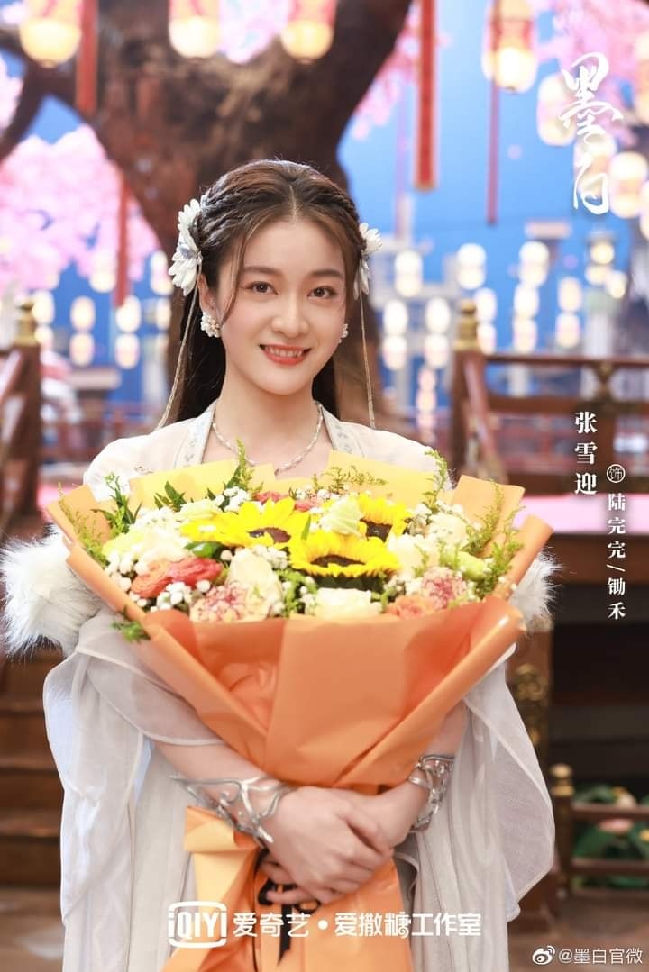 Drama Mặc Bạch đóng máy. Diễn viên gồm Trương Tuyết Nghênh, Tất Văn Quân, Quách Phẩm Siêu, Đại Tư,.... 