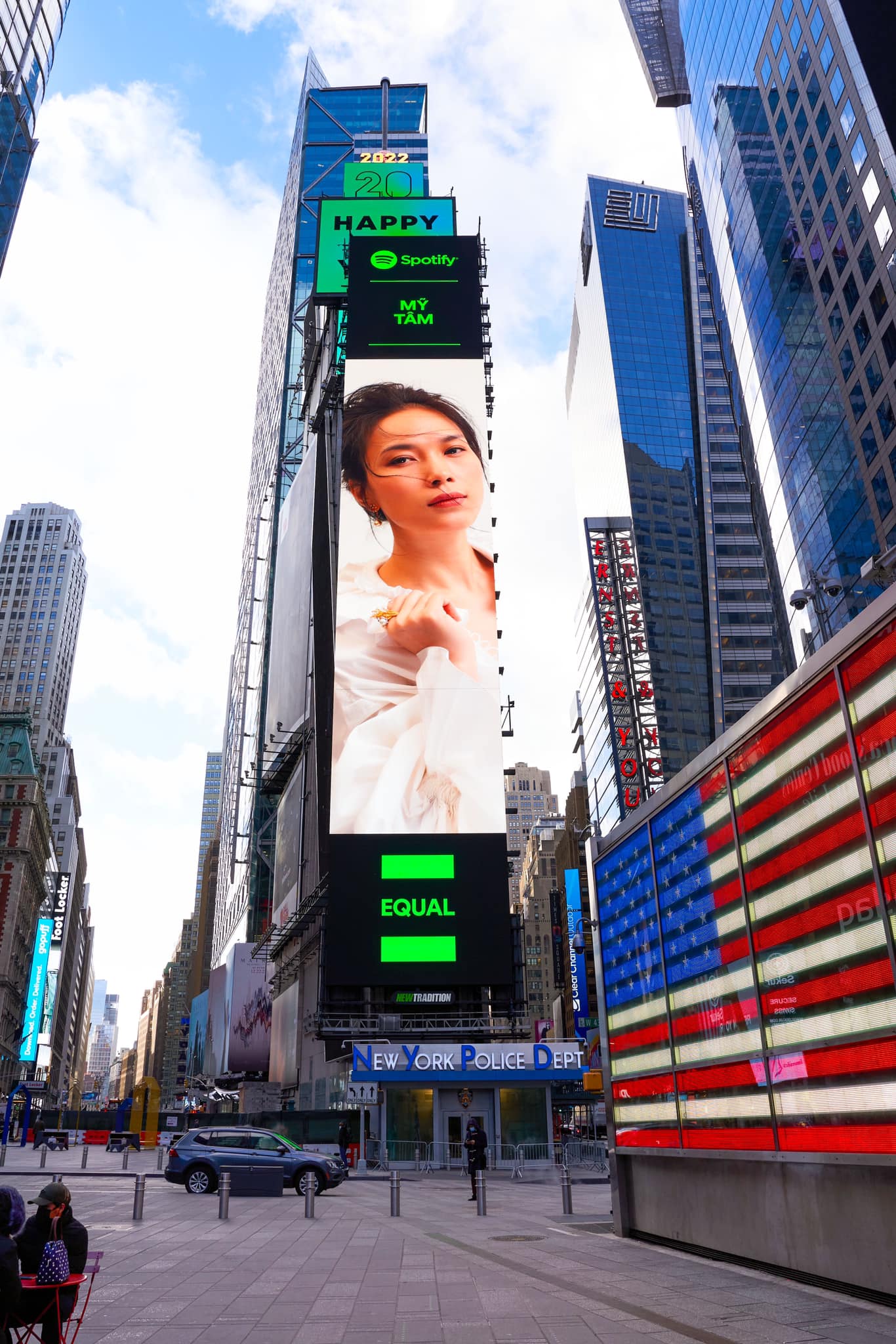 Hình ảnh của Mỹ Tâm vinh dự được xuất hiện ở quảng trường Thời Đại (Times Square, New York City)