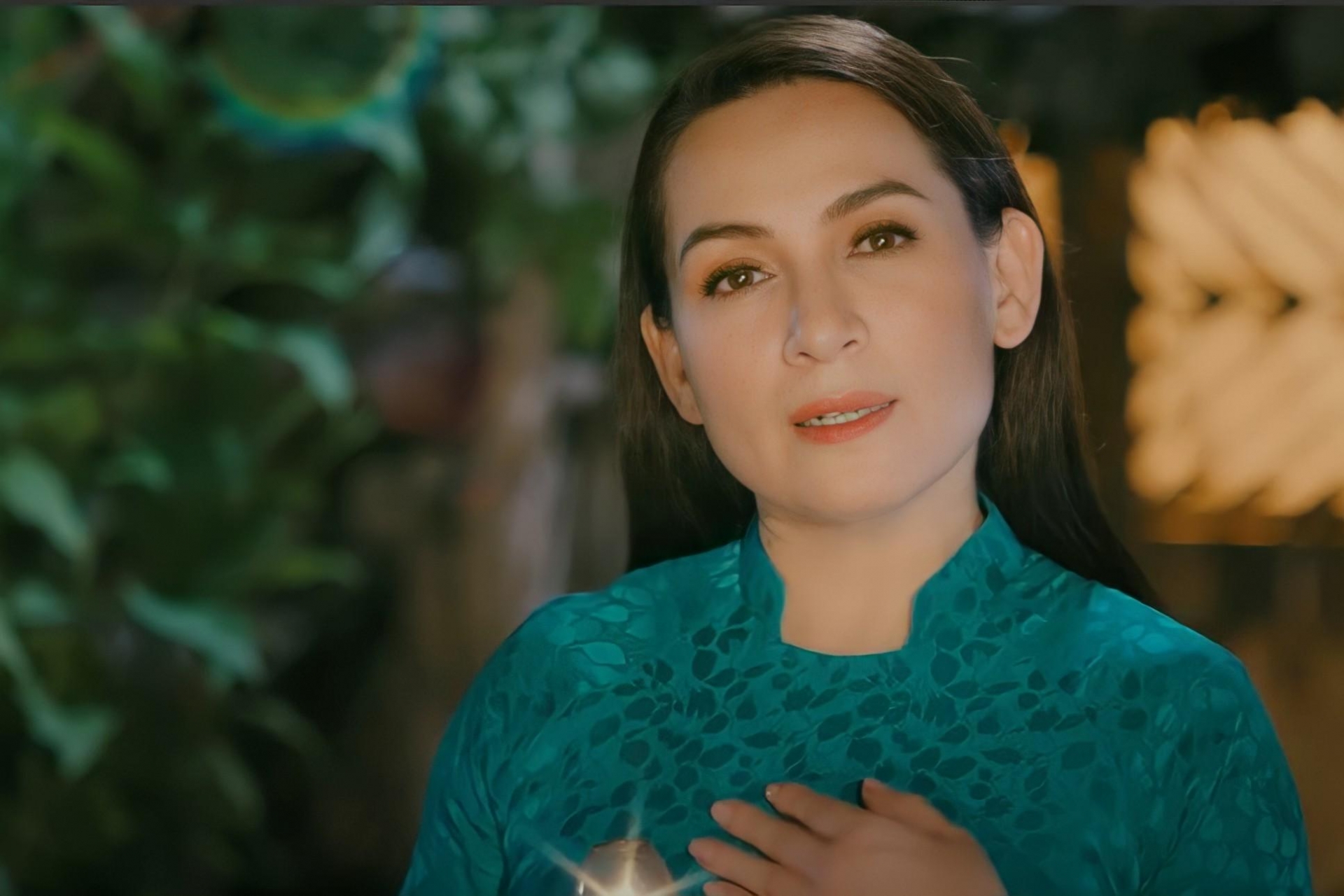 Ca khúc Bầu Ơi Đừng Khóc mới đây đã 'oanh tạc' giải Mai Vàng, gặt hái được nhiều thành công khiến người hâm mộ Phi Nhung tự hào