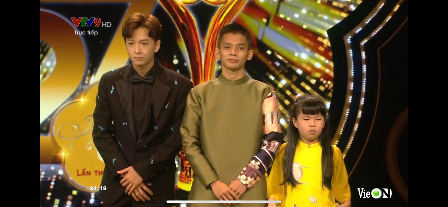 Đức Hiếu (con trai trưởng) Phi Nhung cùng em gái tham gia nhận giải Mai Vàng thay mẹ