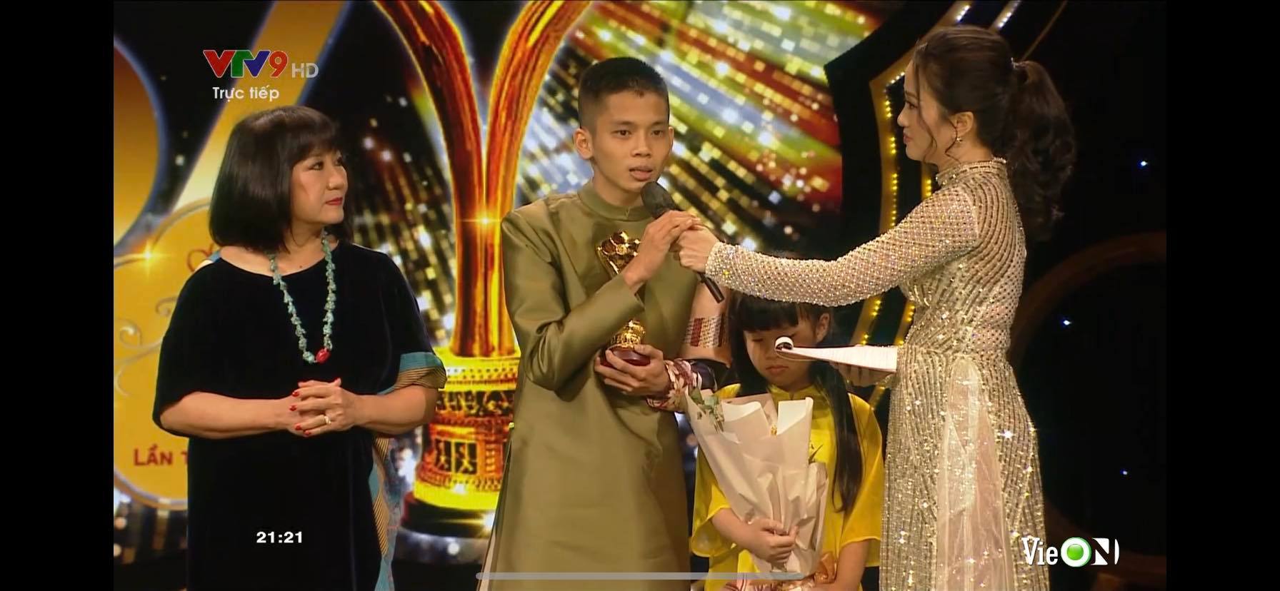 Xuất hiện tại buổi lễ, con nuôi Phi Nhung gây ấn tượng với vẻ ngoài giản dị. Đức Hiếu có phát ngôn gây xúc động mạnh