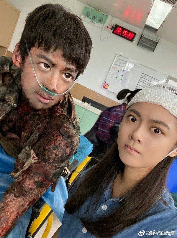 Hôm nay, Triệu Kim Mạch đã đăng tải ảnh selfie của mình và Bạch Kính Đình lên weibo cá nhân. Sau đó không lâu, Bạch Kính Đình cũng thả nhẹ ảnh chụp màn hình tin nhắn giữa 2 anh em kèm lời nhắn nhủ: 'Cảm ơn cô Triệu đã lịch sự hỏi'