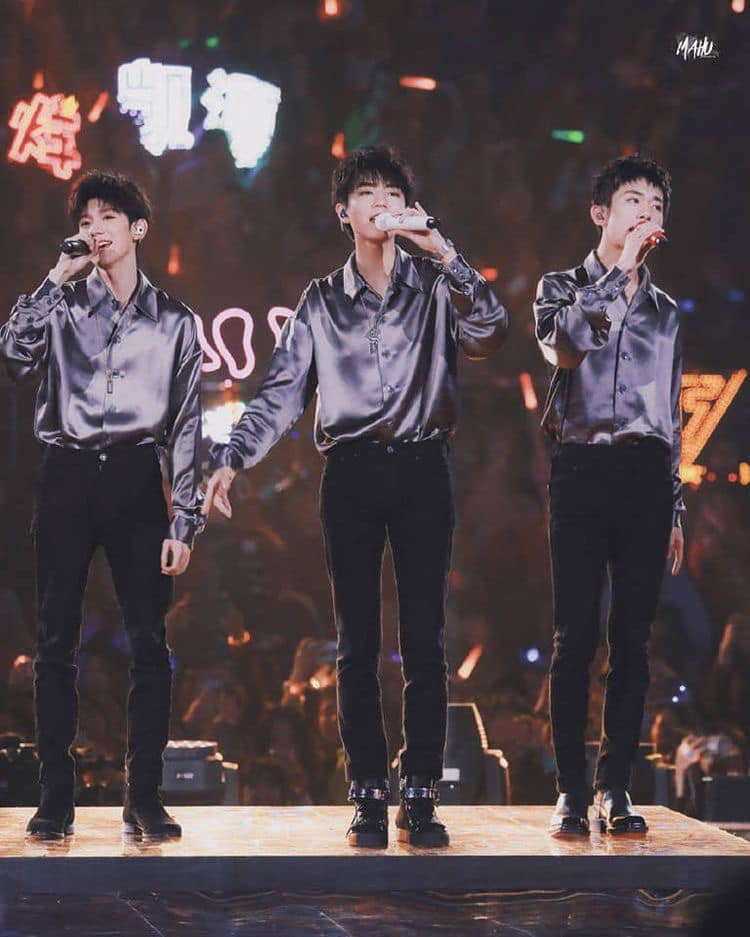 Hôm qua, Vương Tuấn Khải, Vương Nguyên và Dịch Dương Thiên Tỉ cùng nhau sau xuất hiện tại địa điểm diễn tập chương trình Xuân Vãn 2022 của CCTV. Đây là năm thứ 7 liên tiếp các thành viên TFBOYS được tham gia. Rất nhiều cư dân mạng bày tỏ liệu Xuân Vãn năm nay có thể mơ đến một sân khấu hợp thể của TFBOYS hay không?