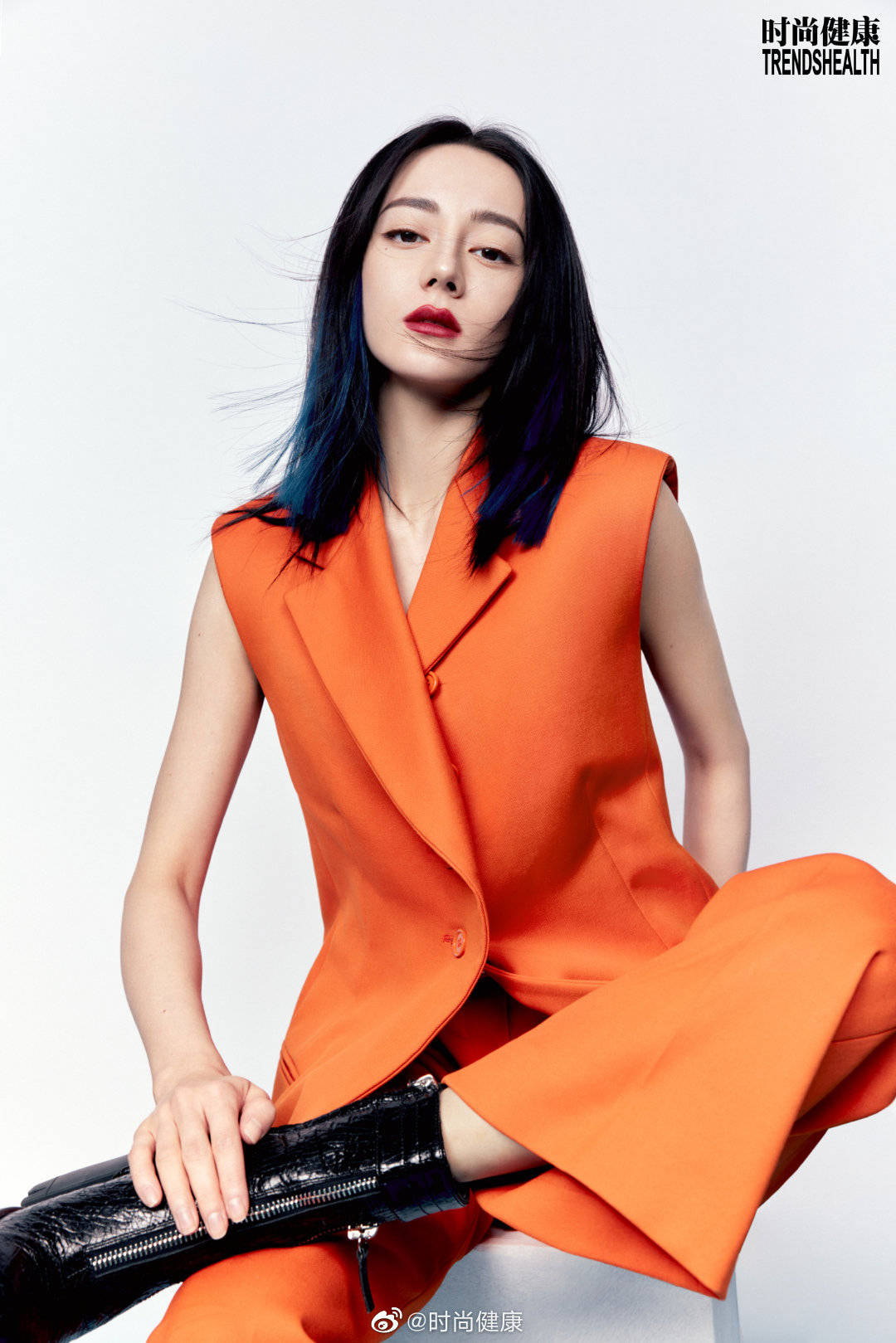 Dưa: Bìa năm mới của Cosmo hiện định giữa Địch Lệ Nhiệt Ba và Lưu Diệc Phi