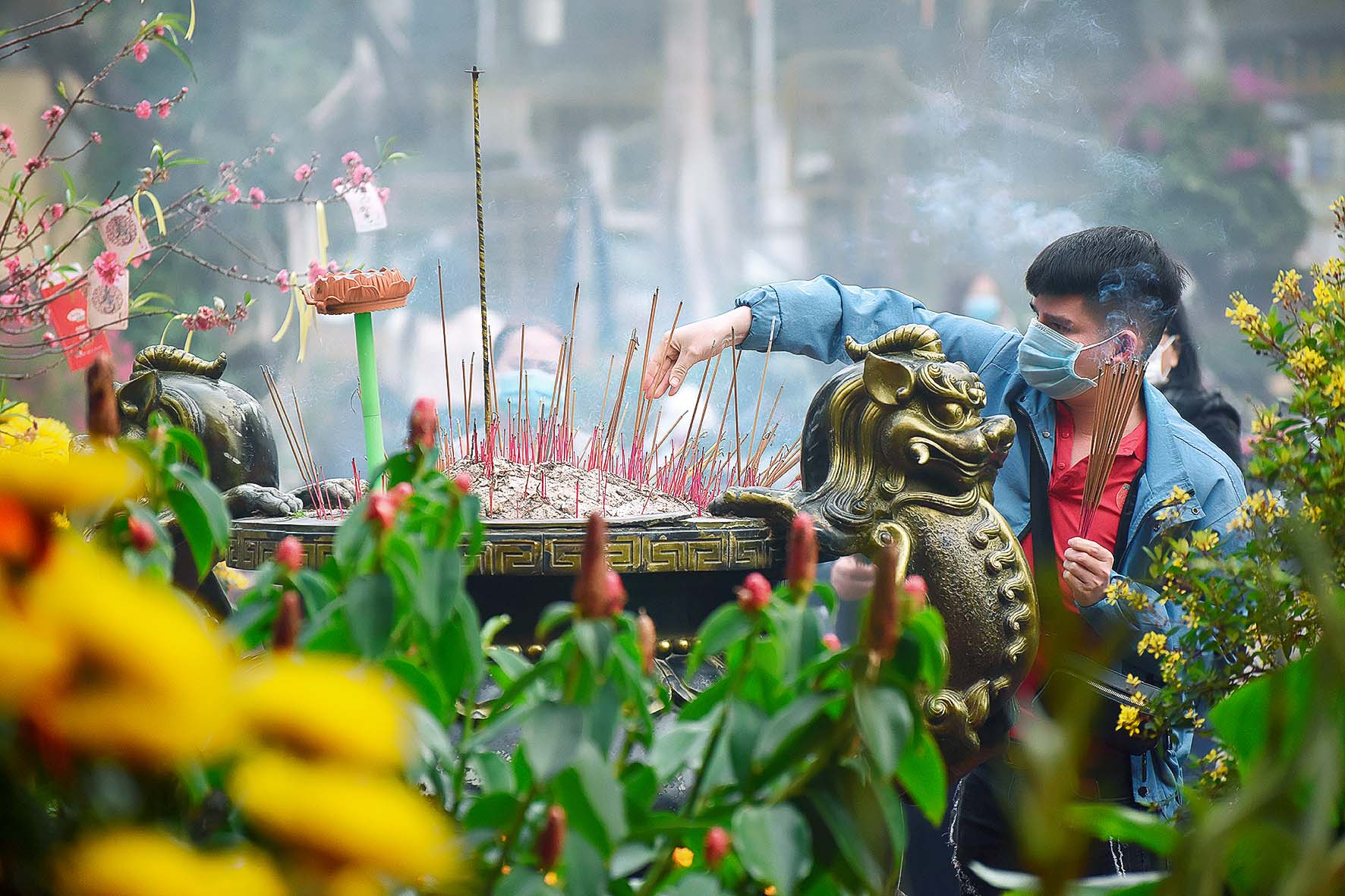 Đi lễ đầu năm là phong tục của người Việt đẹp từ lâu đời. Đây trở thành nét đẹp văn hóa nhằm cầu may mắn cho gia đình