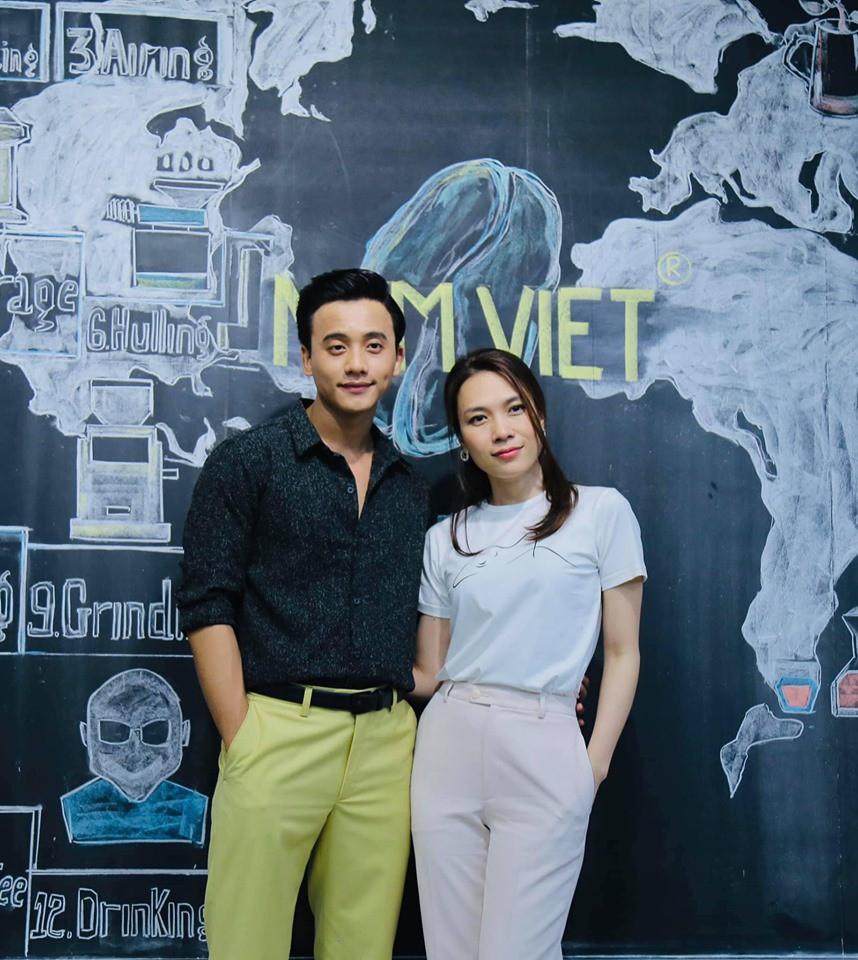 Dù nhiều lần bị bắt gặp có cử chỉ 'tình bể bình' với Mai Tài Phến thế nhưng nữ ca sĩ chưa từng một lần lên tiếng