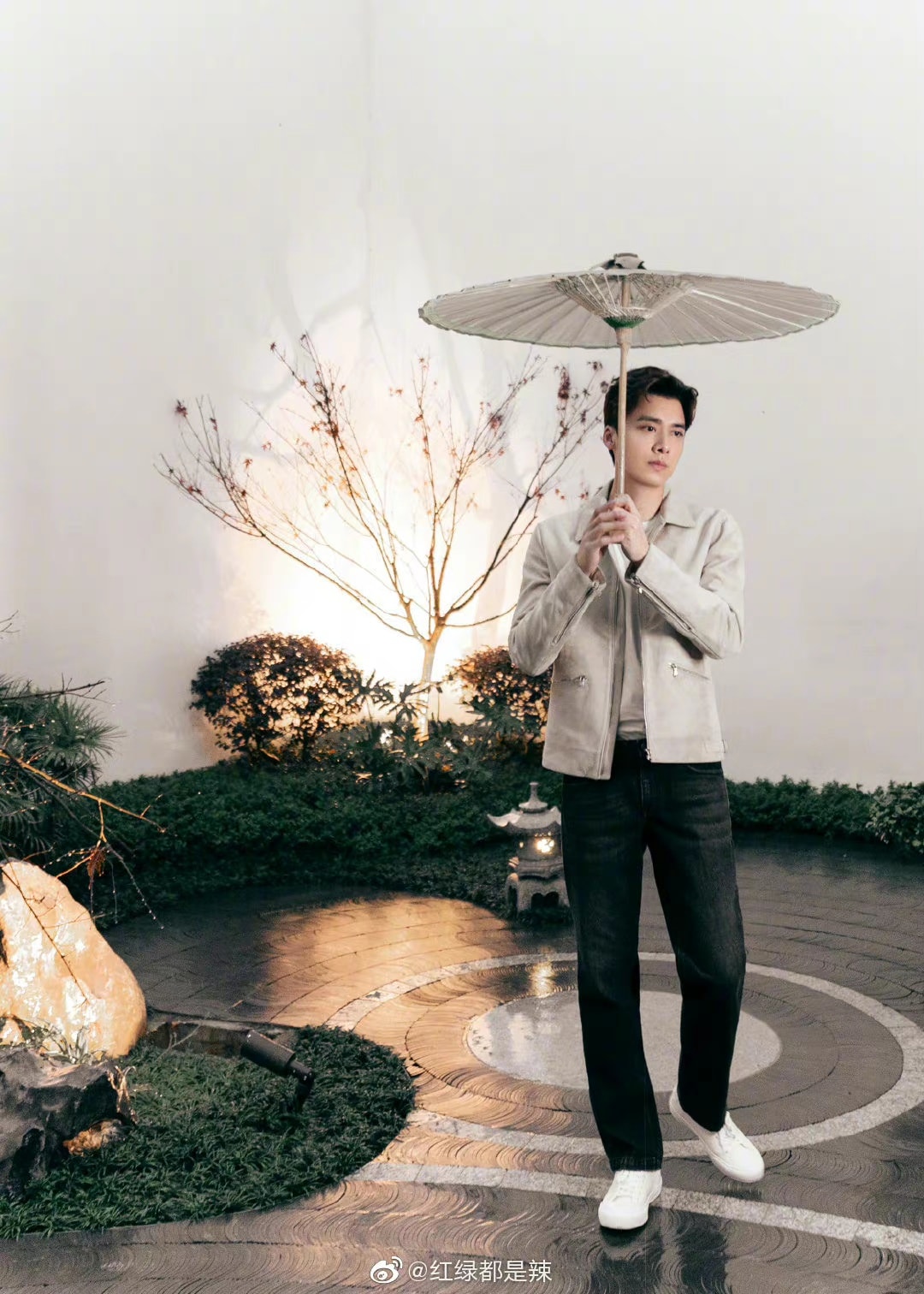 Lý Dịch Phong tham gia một sự kiện vào chiều tối nay. Visual đơn giản nhưng rất điển trai