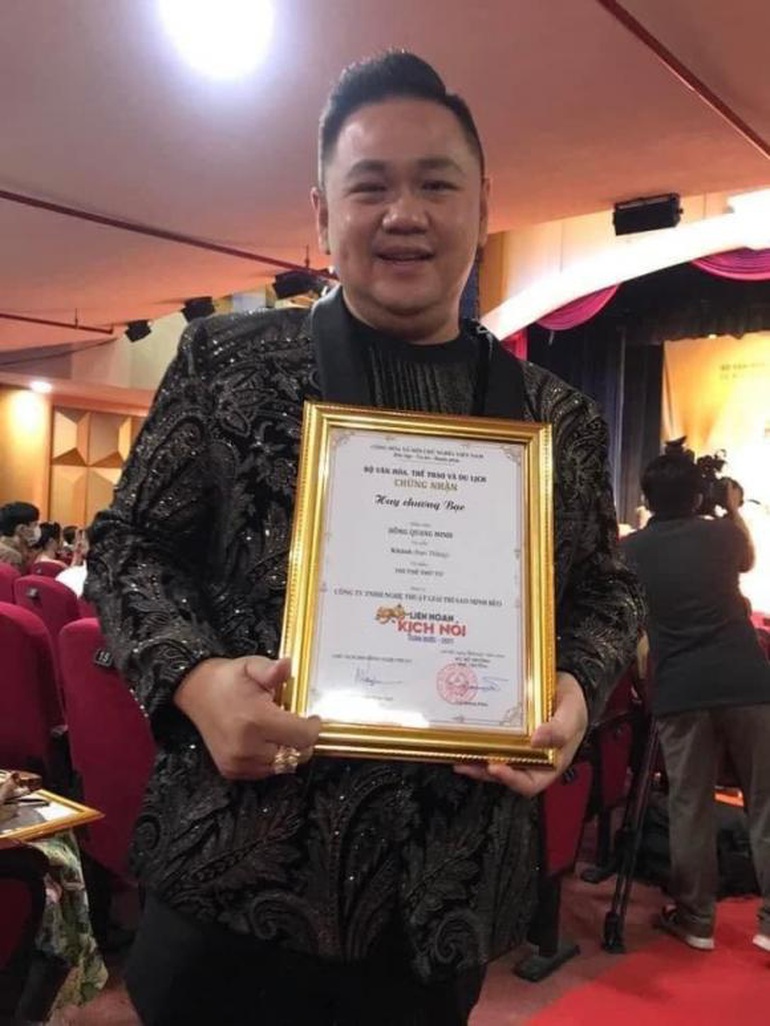 Thế nhưng thời gian gần đây Minh Béo lại từng bước quay trở lại hoạt động nghệ thuật. Thậm chí mới đây, anh còn bất ngờ nhận huy chương bạc tại liên hoan kịch nói Thế nhưng thời gian gần đây Minh Béo lại từng bước quay trở lại hoạt động nghệ thuật. Thậm chí mới đây, anh còn bất ngờ nhận huy chương bạc tại liên hoan kịch nói
