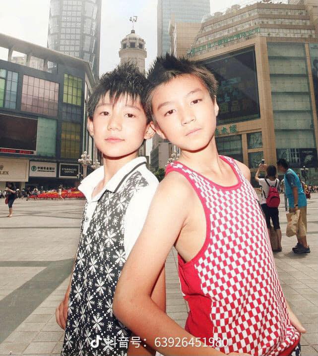 2 nam thần nhà TFBOYS lúc còn 'cởi truồng tắm mưa'