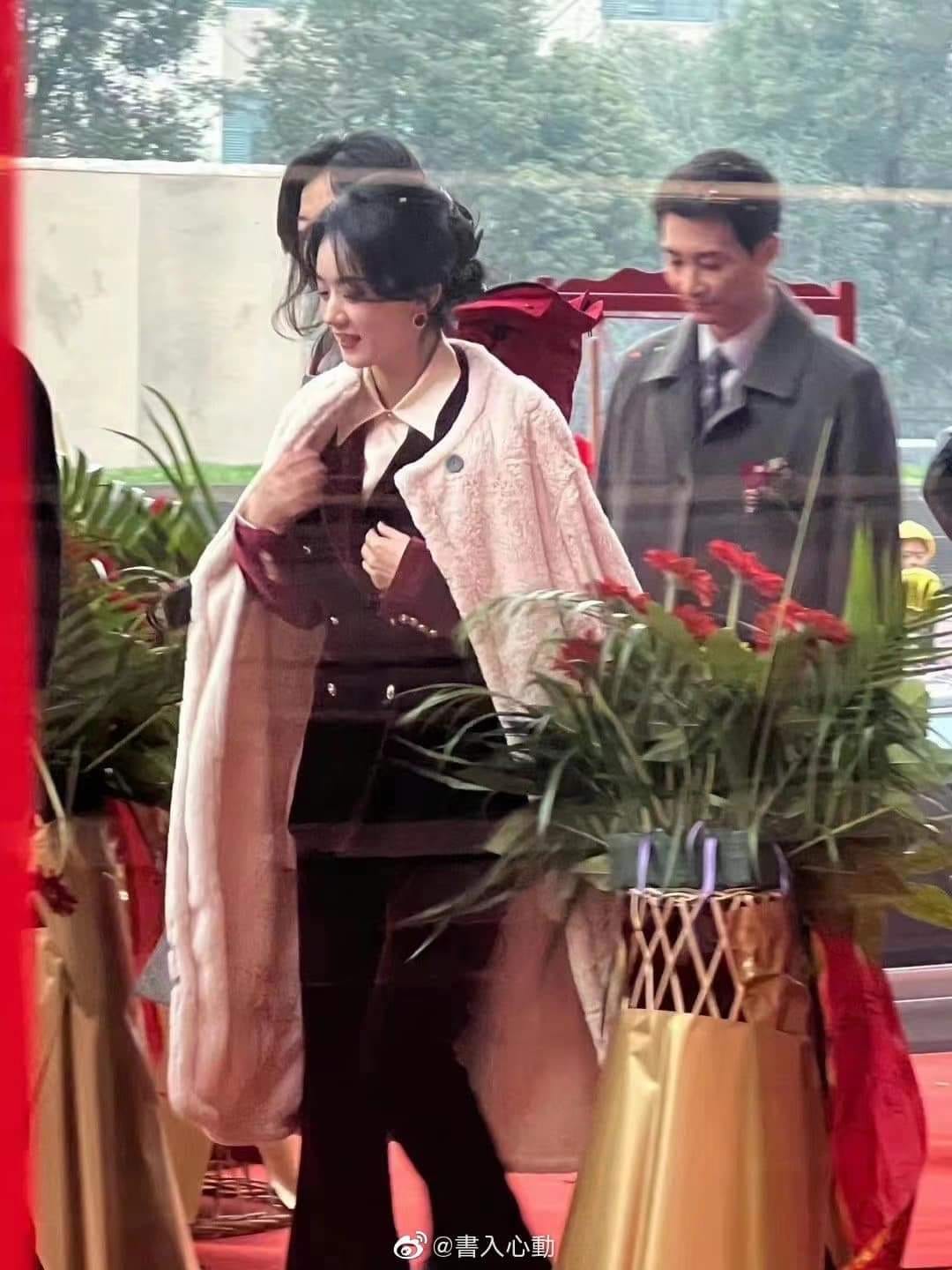 Triệu Lệ Dĩnh tạo hình tổng tài trong Dã Man Sinh Trưởng