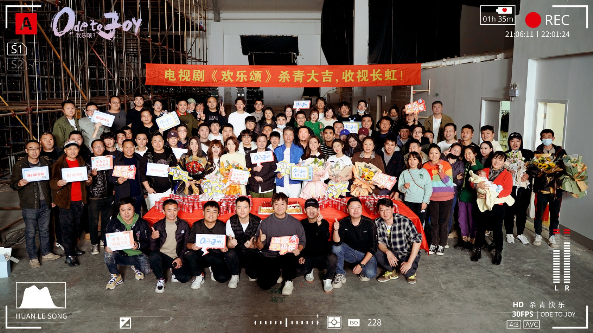 Drama 'Rừng sâu gặp hươu' (tạm dịch: Gặp người giữa đám đông) chính thức đóng máy. Diễn viên: Cận Đông, Lý Tiểu Nhiễm, Nhạc Dương, Trương Dao, Tào Lỗi...