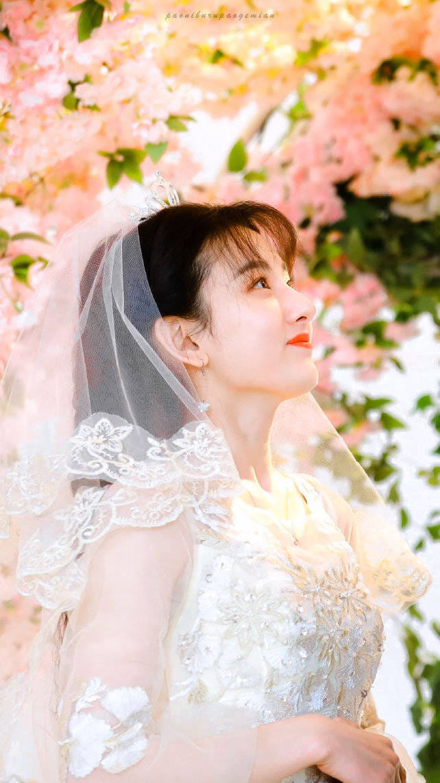 Tống Tổ Nhi khoe sắc trong tạo hình váy cưới